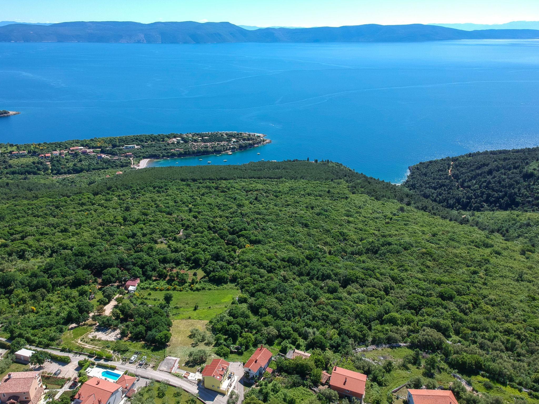 Foto 1 - Appartamento con 2 camere da letto a Raša con giardino e terrazza