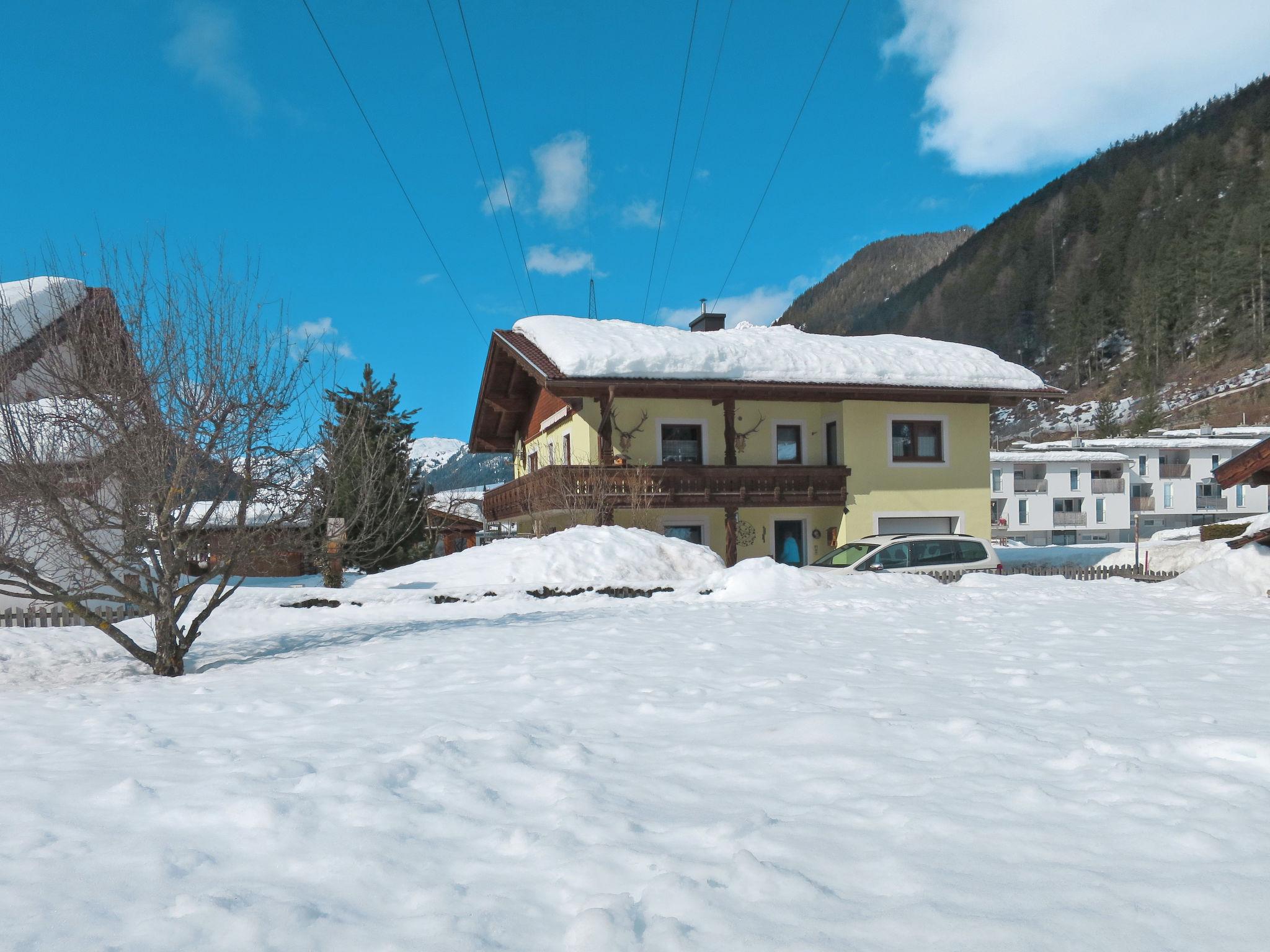 Foto 1 - Appartamento con 2 camere da letto a Pettneu am Arlberg con terrazza e vista sulle montagne