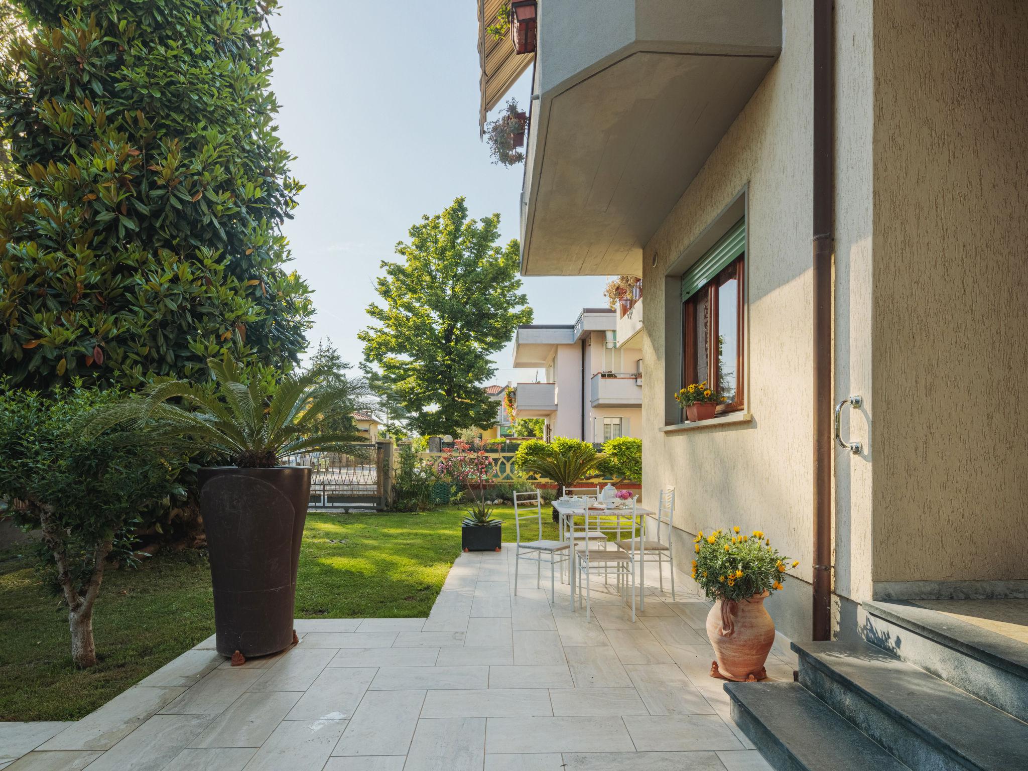 Photo 2 - Appartement de 1 chambre à Massa avec jardin et vues à la mer