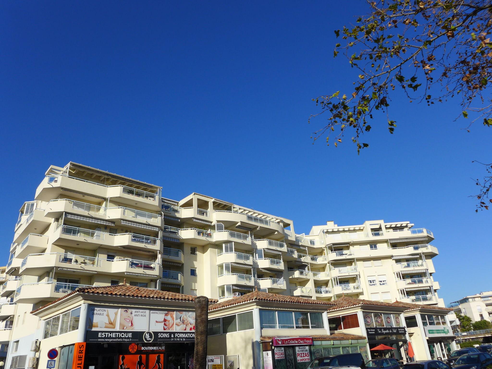 Foto 18 - Apartamento de 2 quartos em Fréjus com terraço e vistas do mar