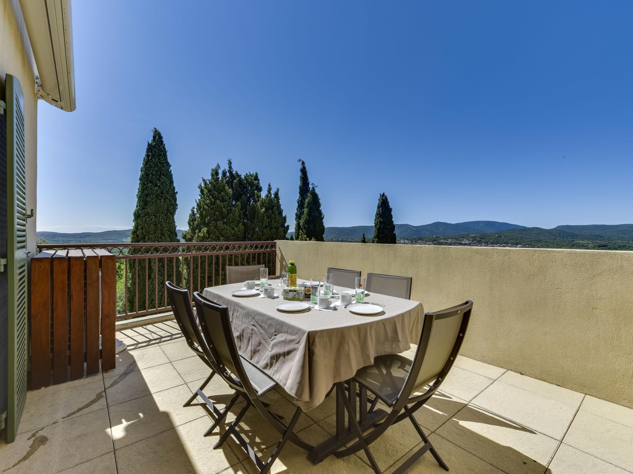 Foto 1 - Appartamento con 3 camere da letto a Grimaud con terrazza e vista mare