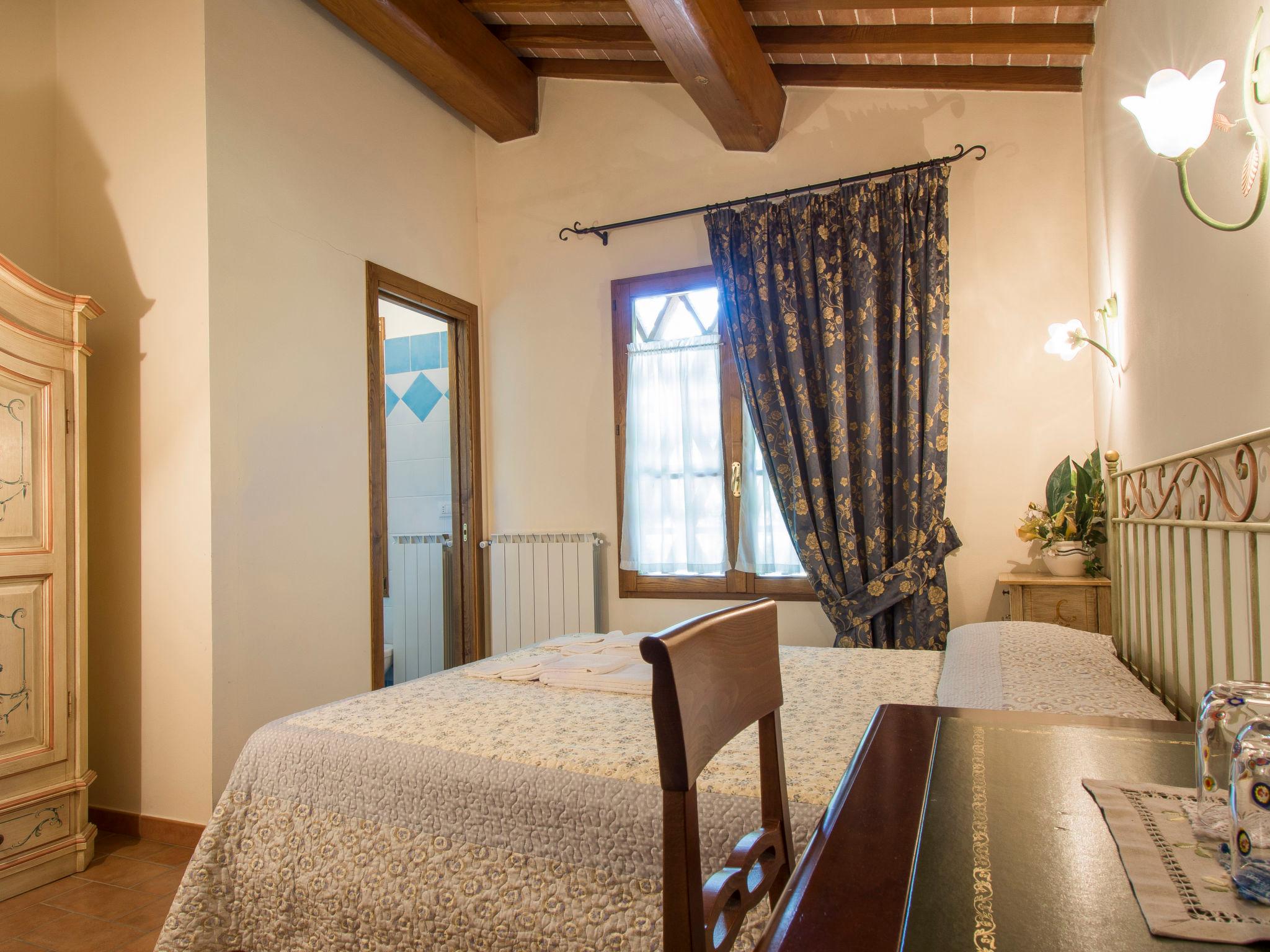 Foto 8 - Casa de 5 habitaciones en Montopoli in Val d'Arno con piscina privada y jardín