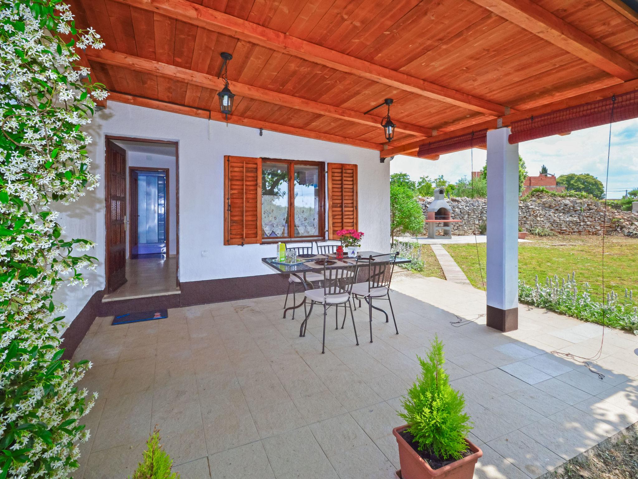 Photo 7 - Maison de 1 chambre à Tar-Vabriga avec jardin et terrasse