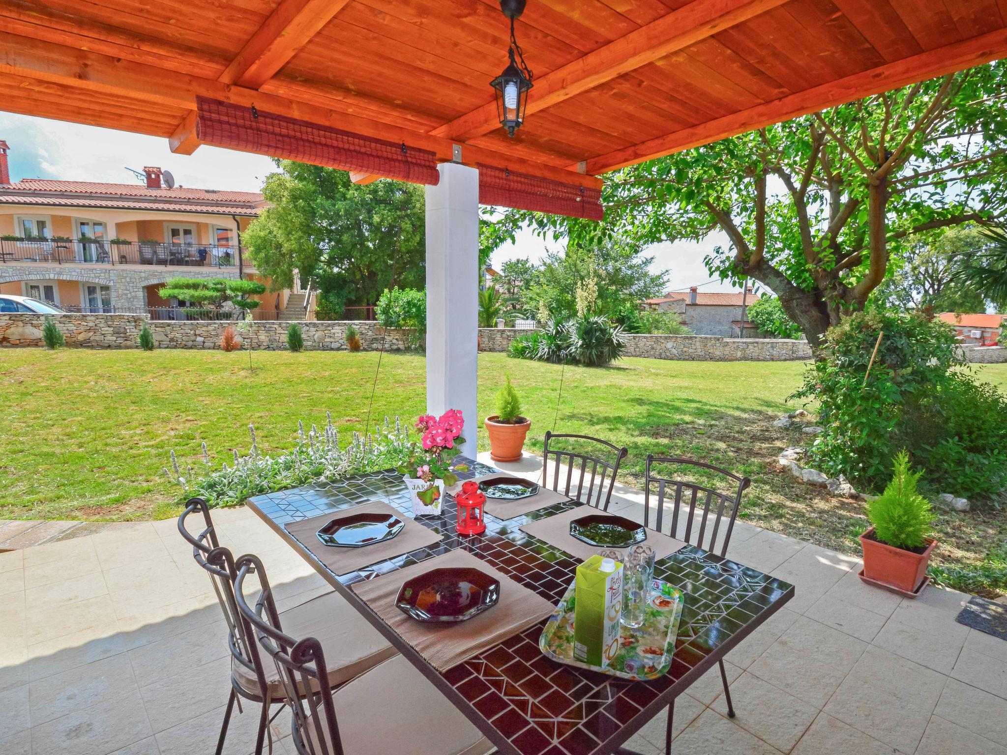 Foto 2 - Haus mit 1 Schlafzimmer in Tar-Vabriga mit garten und blick aufs meer