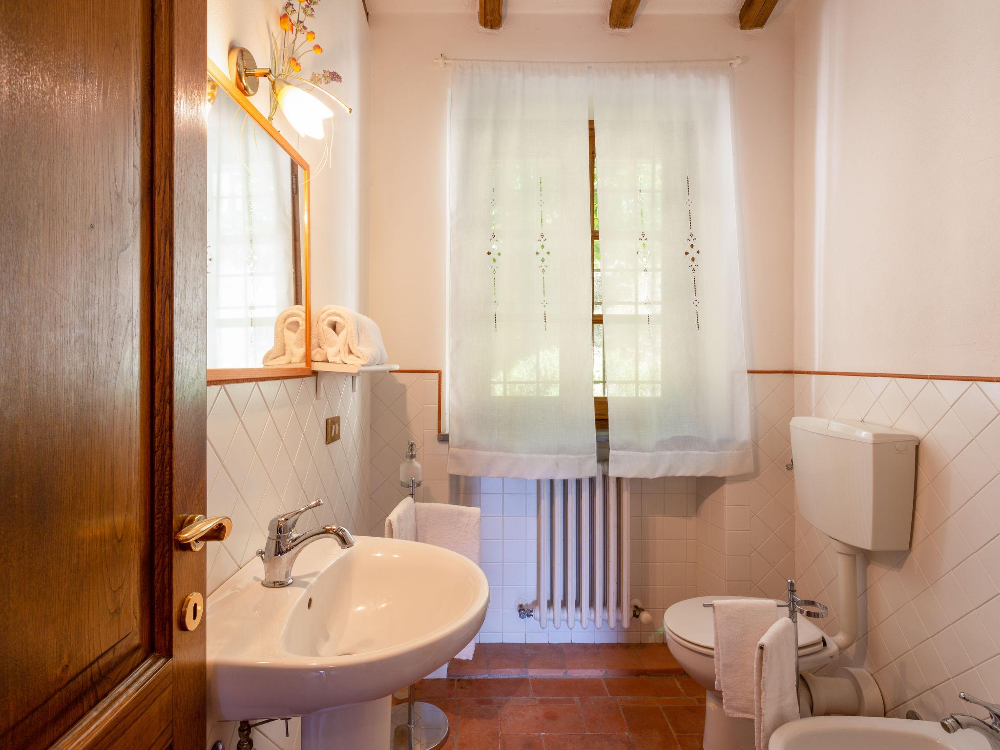 Photo 10 - 2 bedroom Apartment in Lucca with swimming pool and garden