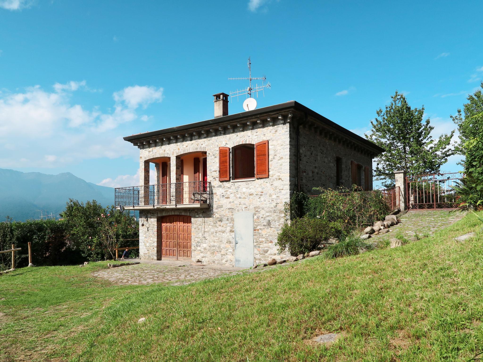 Photo 25 - Maison de 2 chambres à Brezzo di Bedero avec jardin et vues sur la montagne