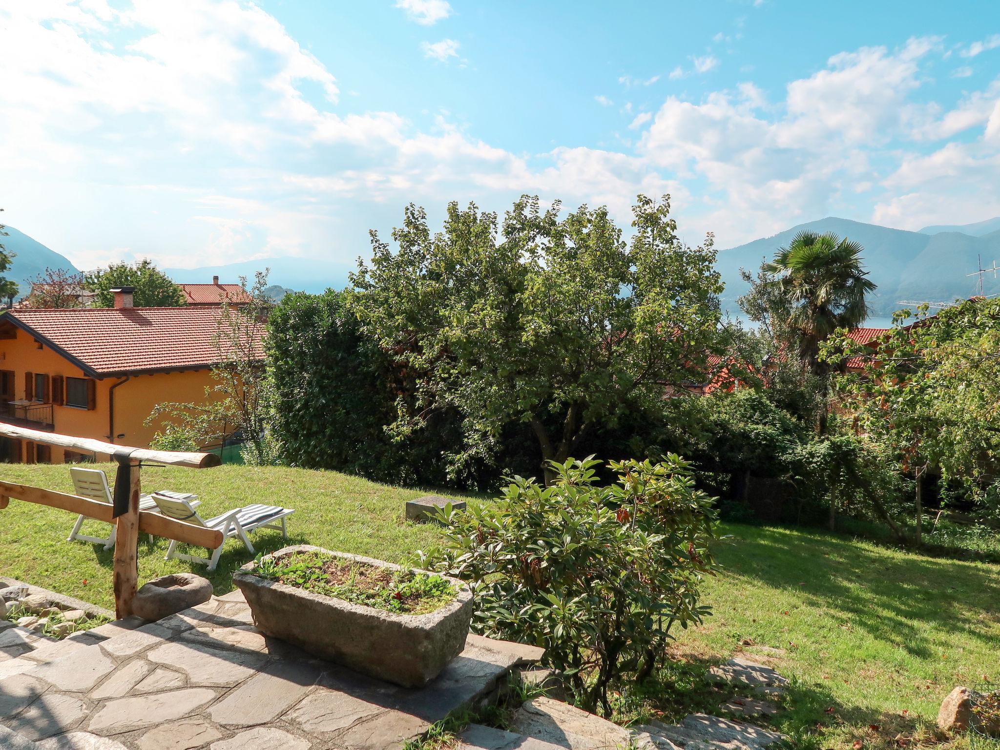 Photo 22 - Maison de 2 chambres à Brezzo di Bedero avec jardin et vues sur la montagne