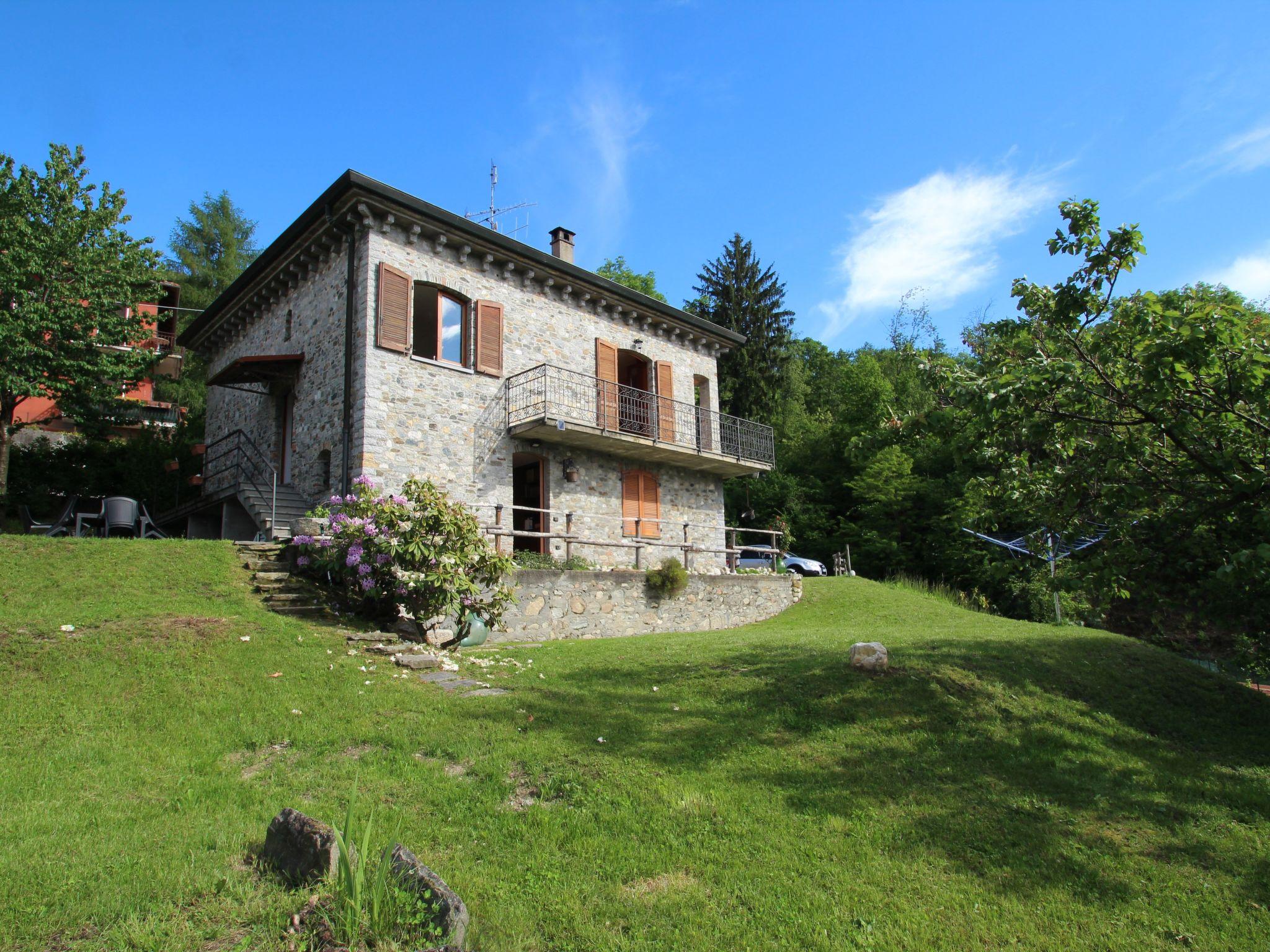 Photo 21 - Maison de 2 chambres à Brezzo di Bedero avec jardin et vues sur la montagne