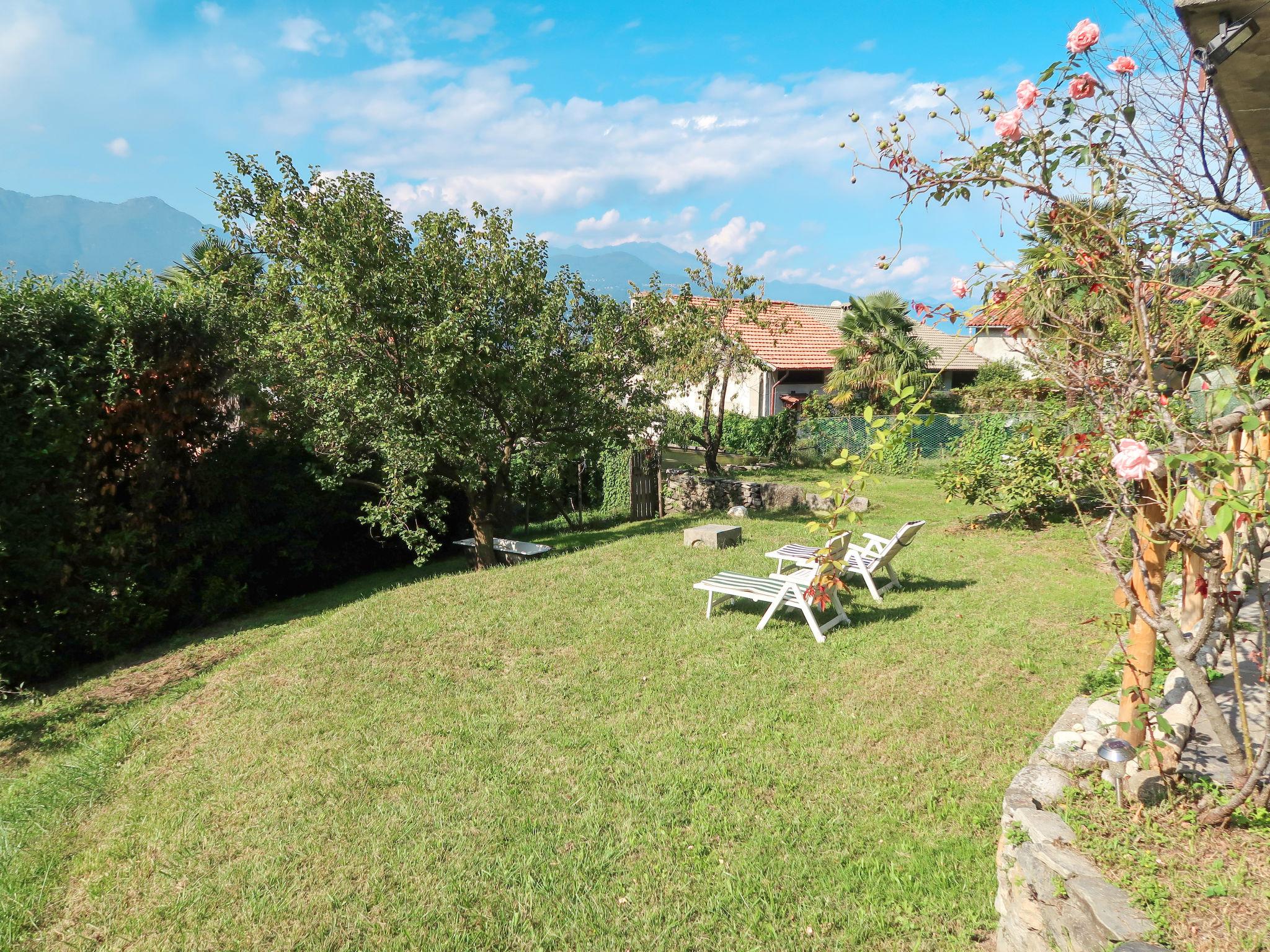 Photo 2 - Maison de 2 chambres à Brezzo di Bedero avec jardin et vues sur la montagne