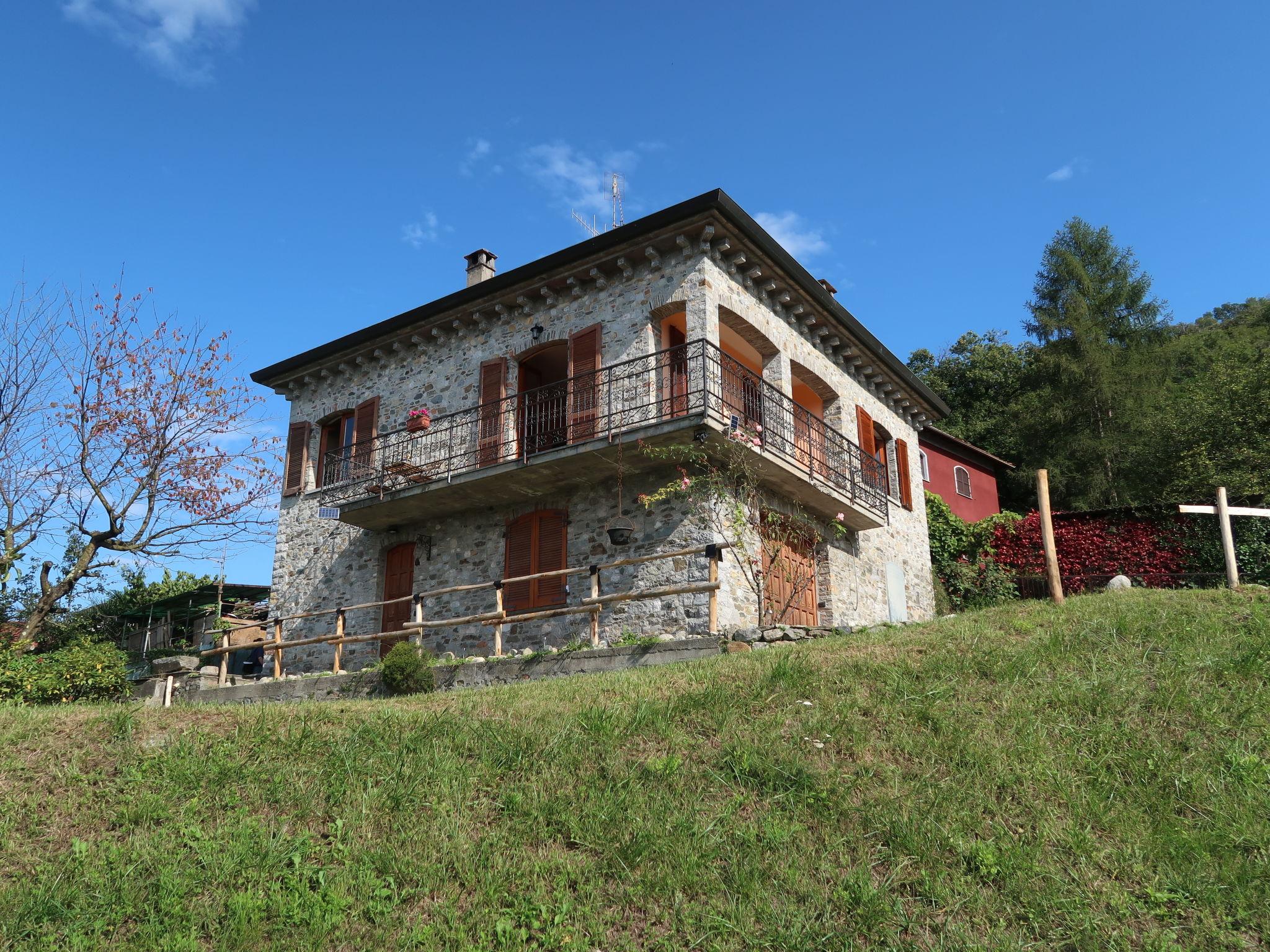 Foto 26 - Casa de 2 habitaciones en Brezzo di Bedero con jardín y vistas a la montaña