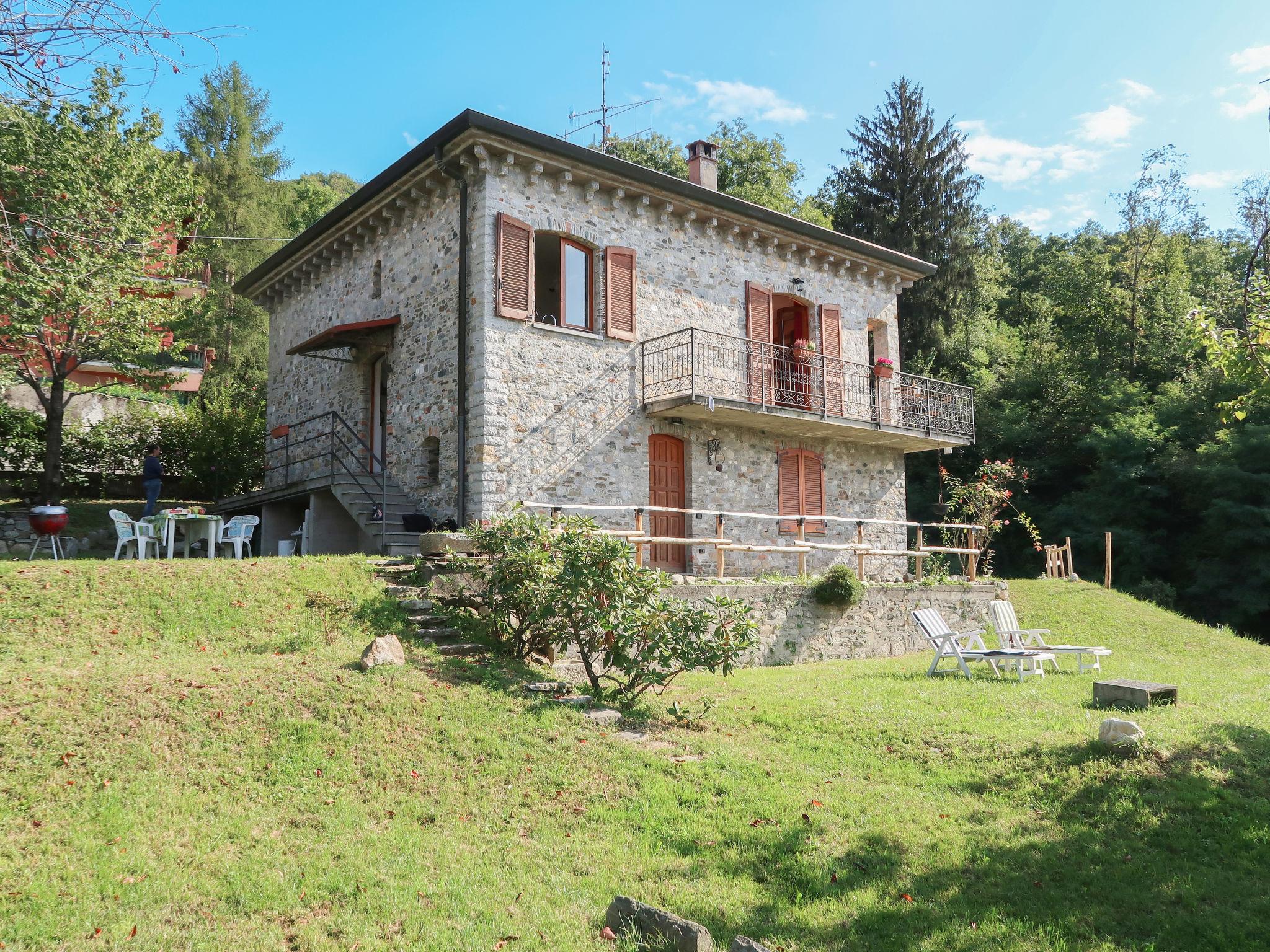 Photo 1 - Maison de 2 chambres à Brezzo di Bedero avec jardin et vues sur la montagne
