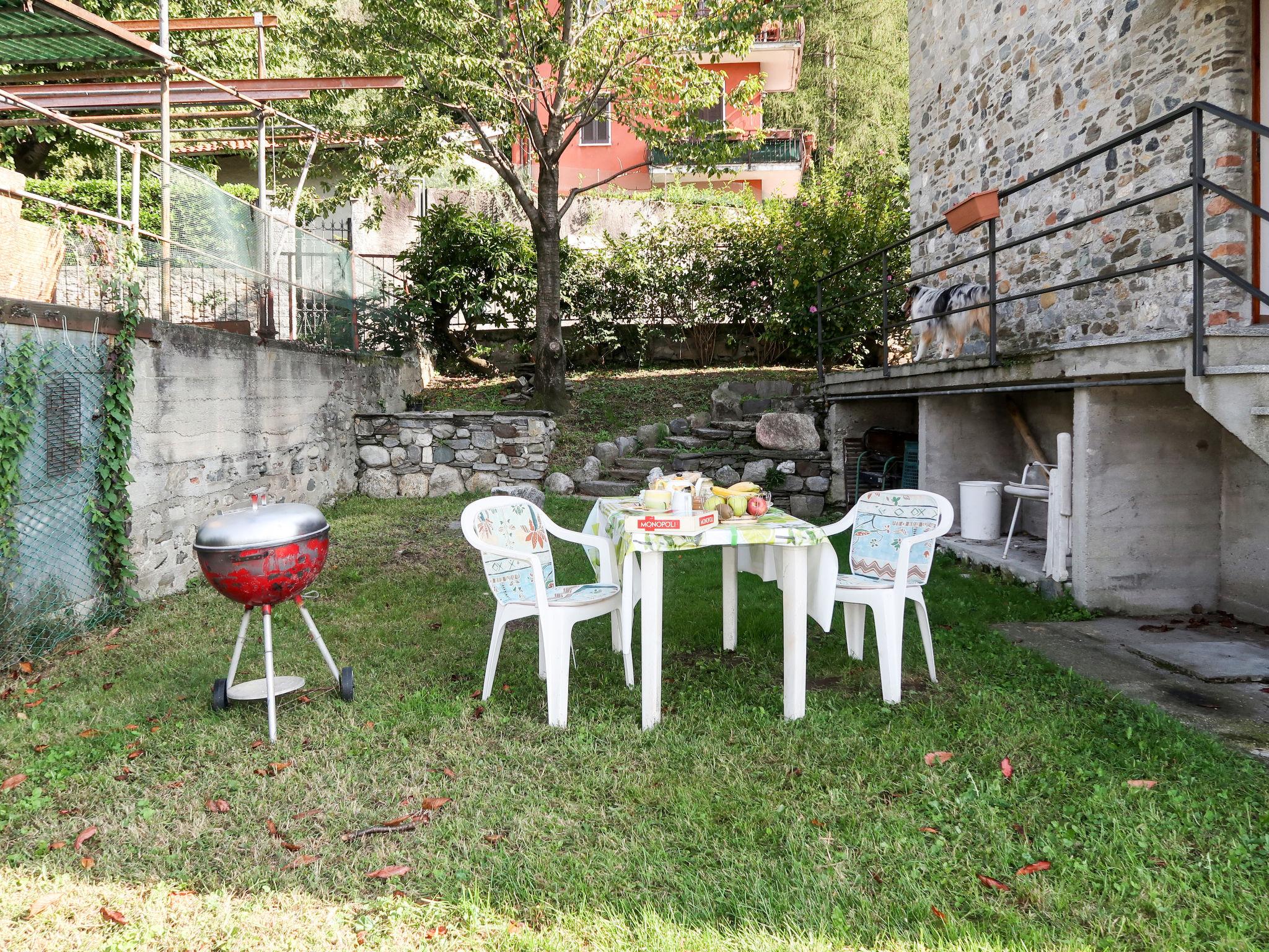 Photo 23 - Maison de 2 chambres à Brezzo di Bedero avec jardin et vues sur la montagne