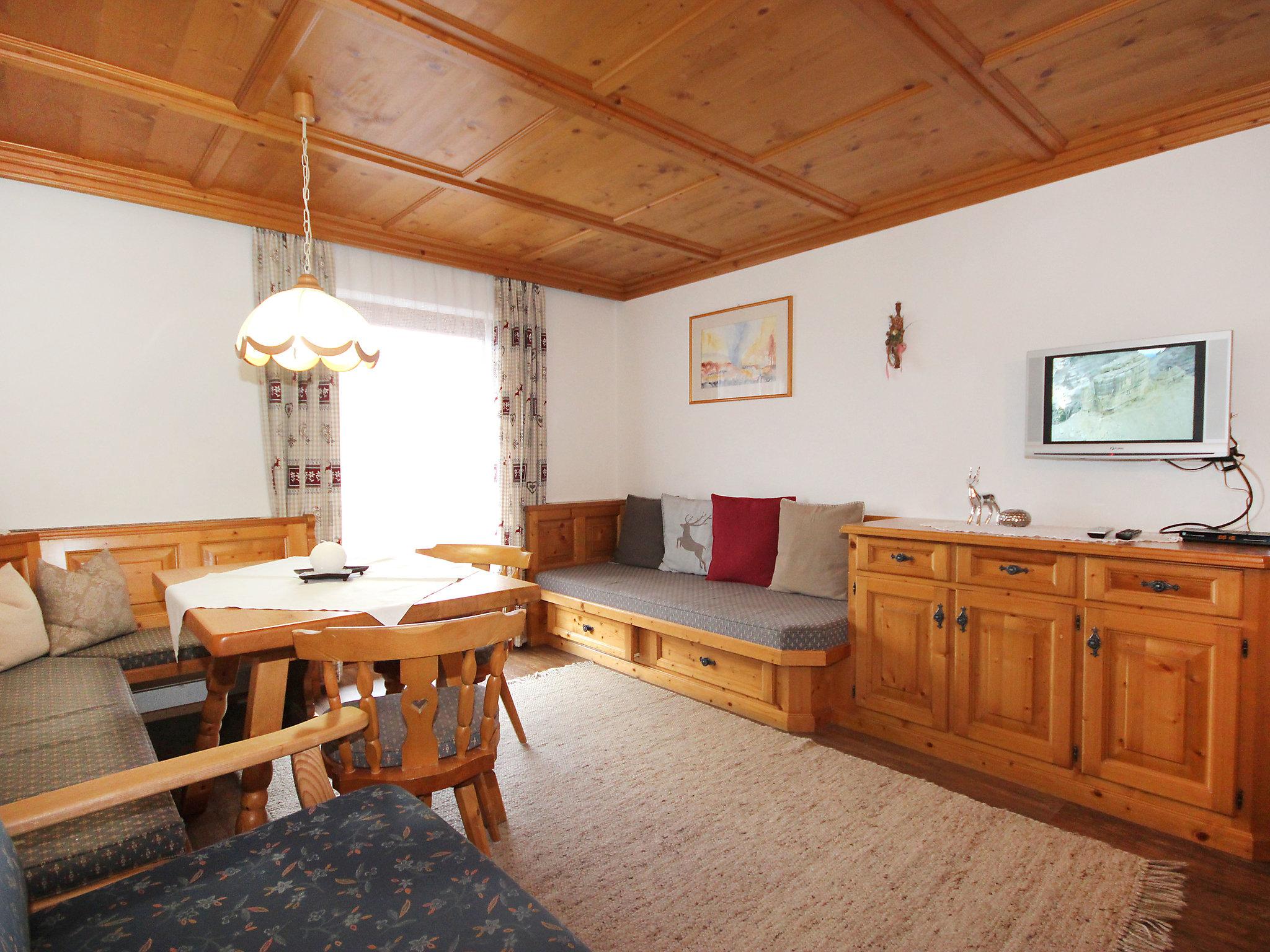 Foto 2 - Appartamento con 3 camere da letto a Hart im Zillertal con terrazza e vista sulle montagne