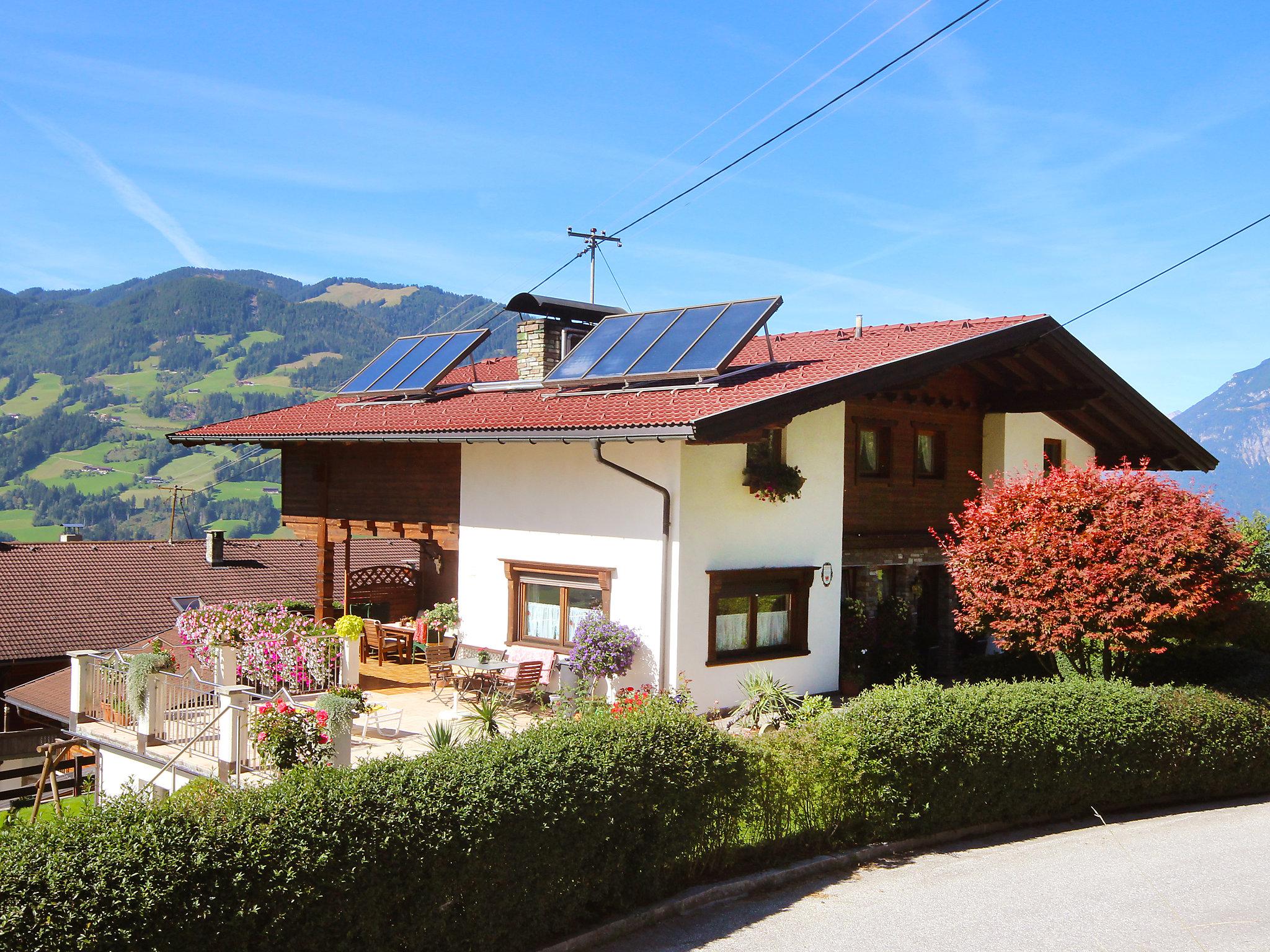 Foto 1 - Appartamento con 3 camere da letto a Hart im Zillertal con terrazza e vista sulle montagne