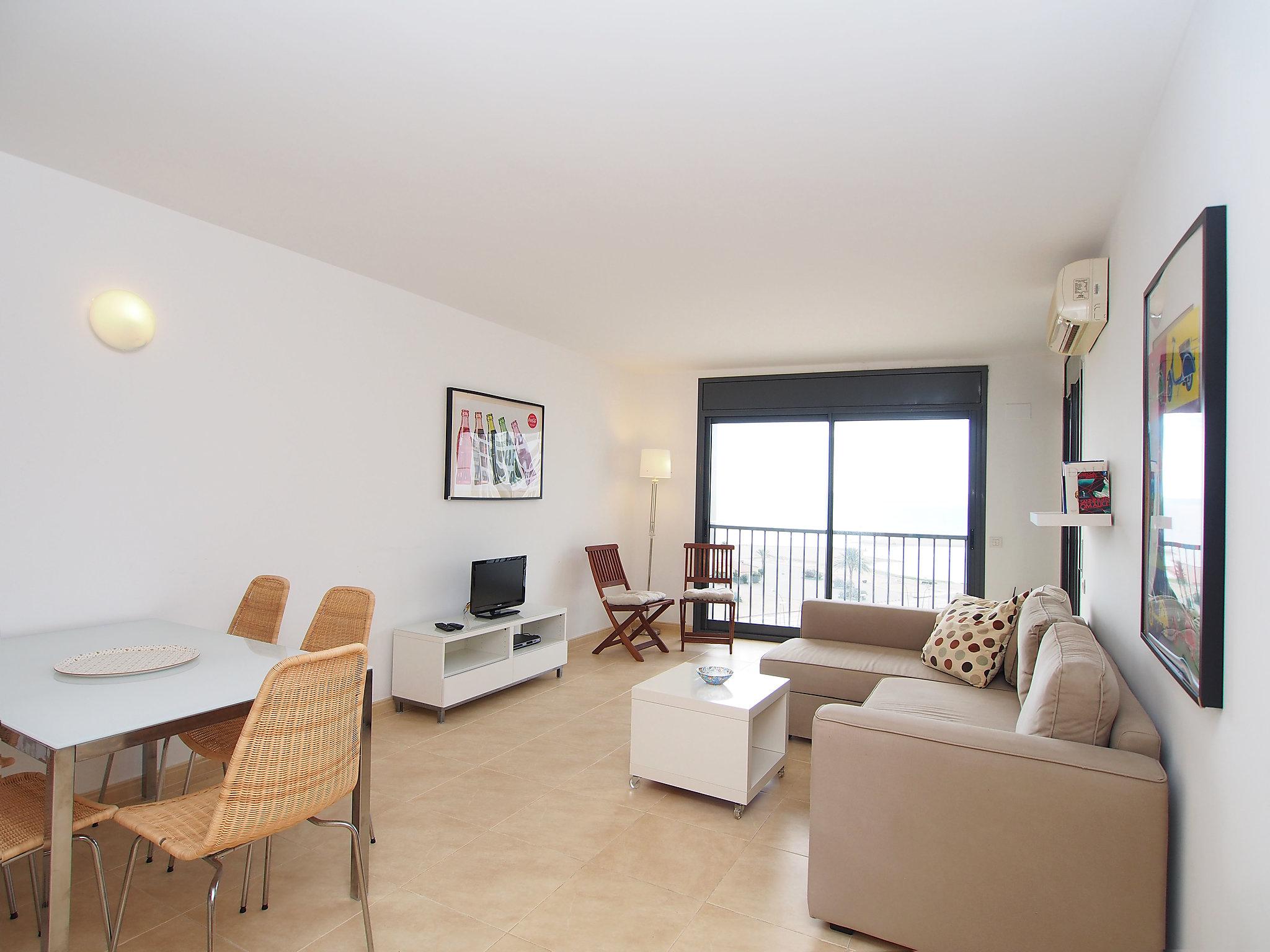 Photo 2 - 2 bedroom Apartment in Castelló d'Empúries with swimming pool and terrace