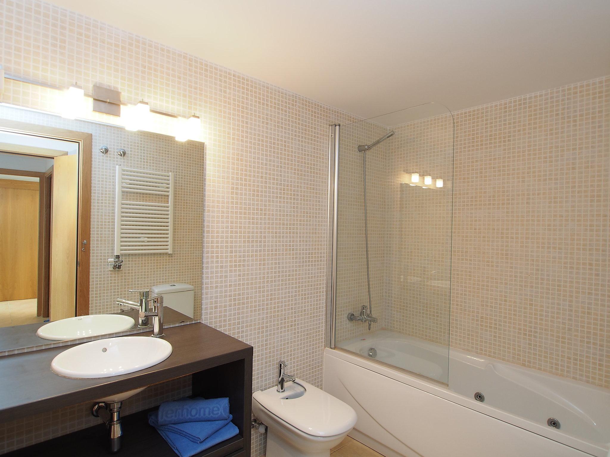 Photo 14 - 2 bedroom Apartment in Castelló d'Empúries with swimming pool and terrace