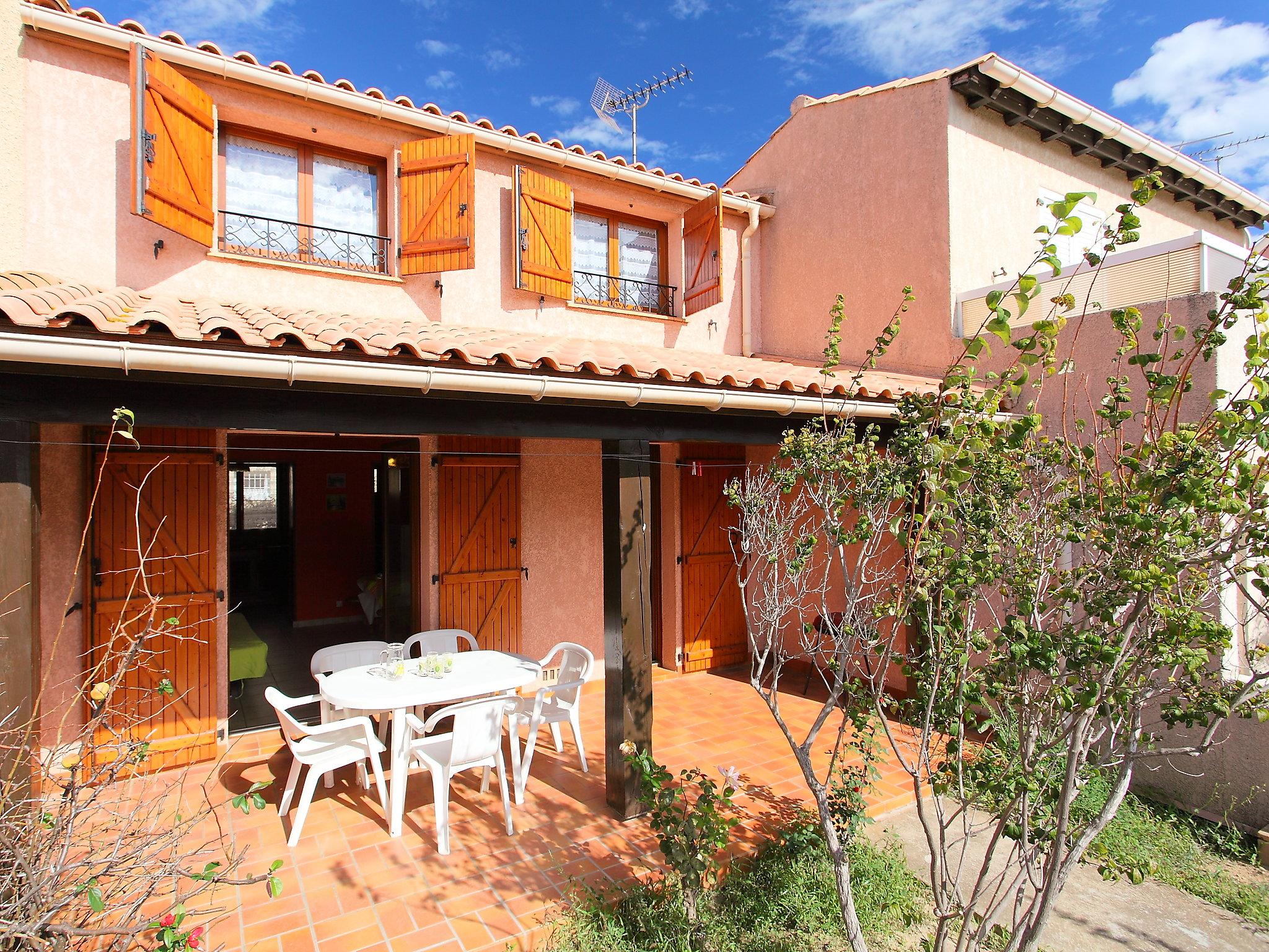 Photo 1 - Maison de 3 chambres à Fleury avec jardin et terrasse