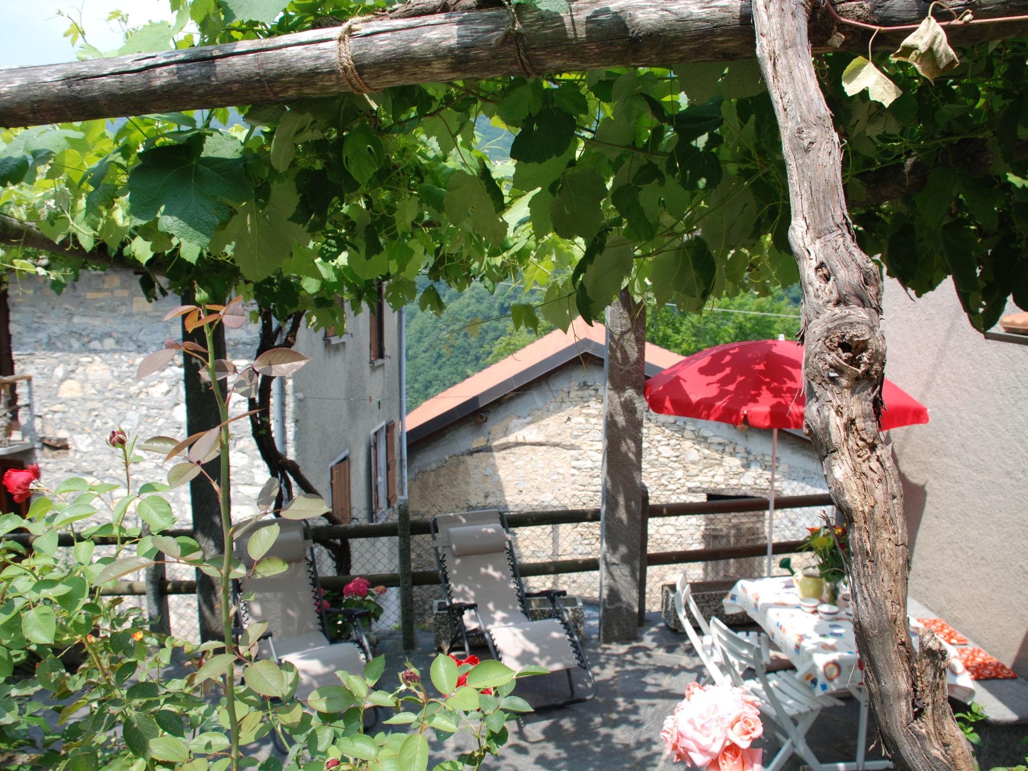 Photo 2 - Maison de 2 chambres à Breggia avec jardin et vues sur la montagne