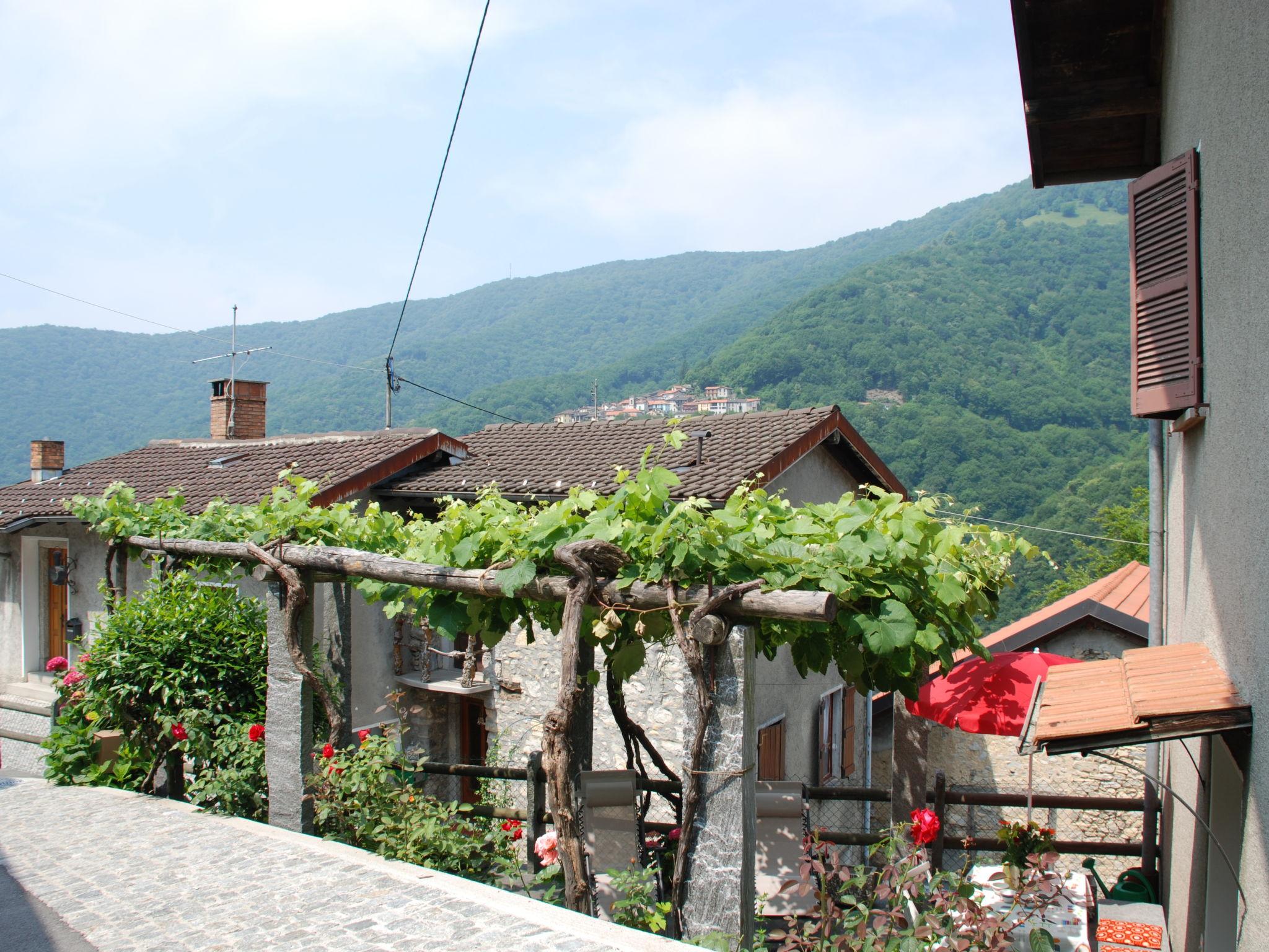 Photo 6 - Maison de 2 chambres à Breggia avec jardin et vues sur la montagne