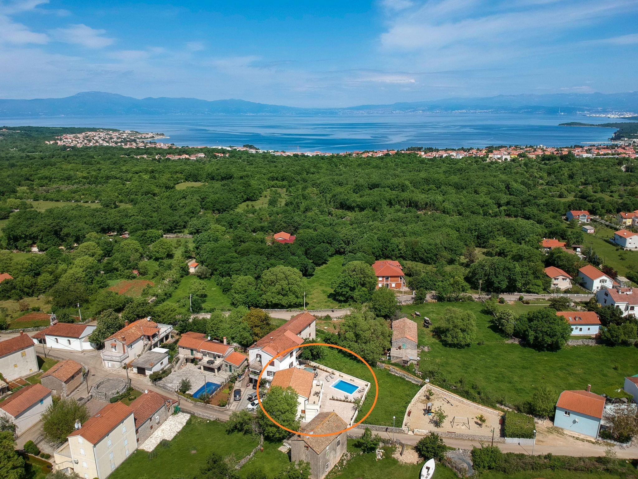 Photo 6 - Maison de 2 chambres à Malinska-Dubašnica avec piscine privée et vues à la mer