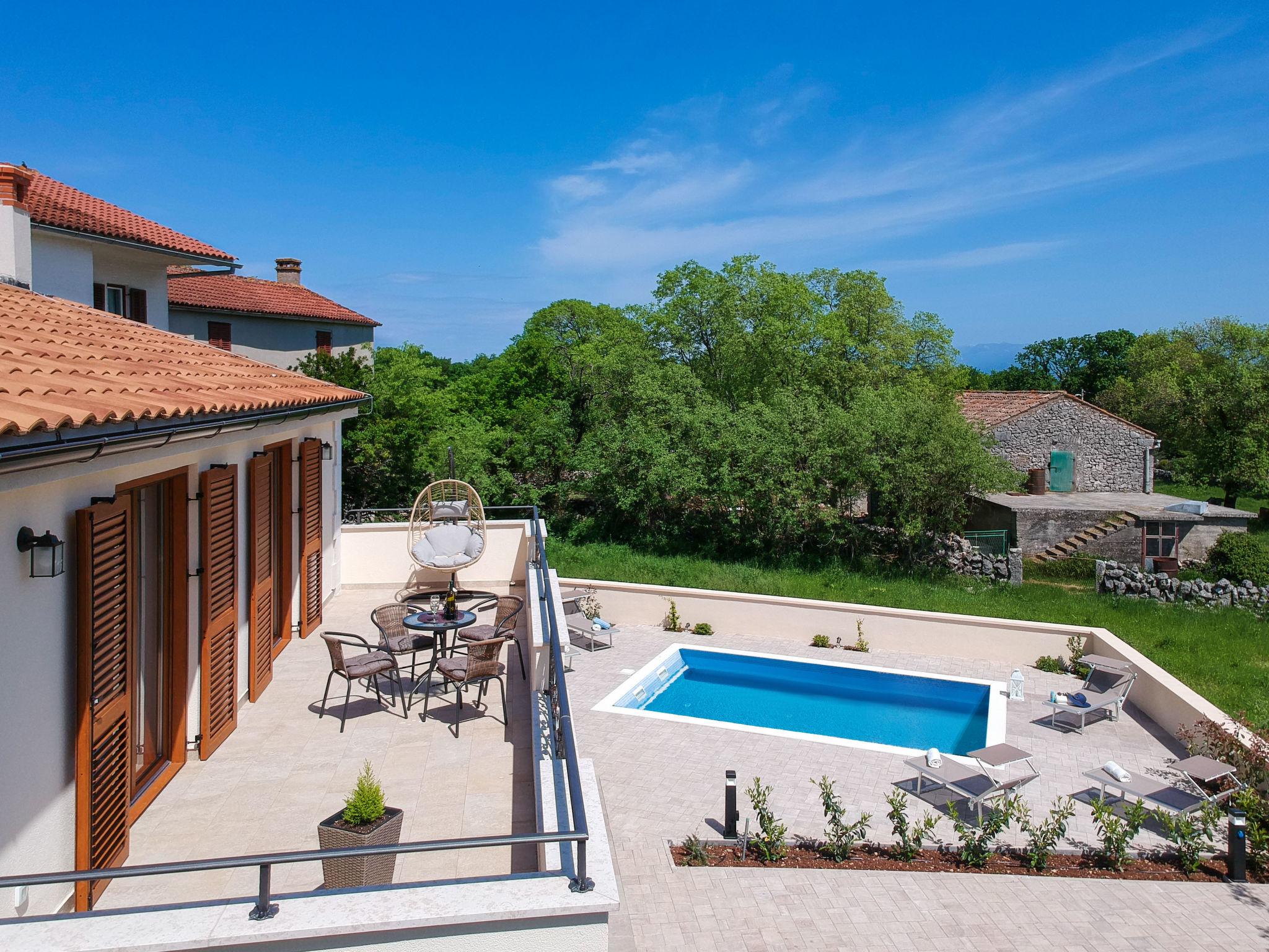 Photo 5 - Maison de 2 chambres à Malinska-Dubašnica avec piscine privée et vues à la mer