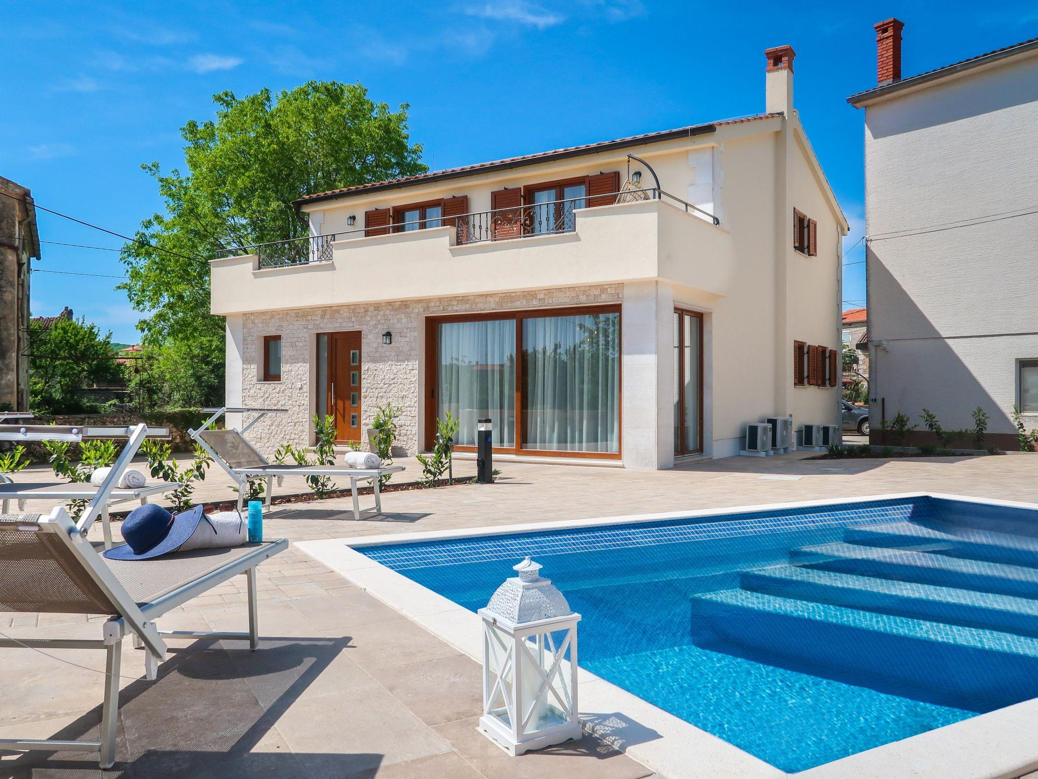 Photo 1 - Maison de 2 chambres à Malinska-Dubašnica avec piscine privée et vues à la mer