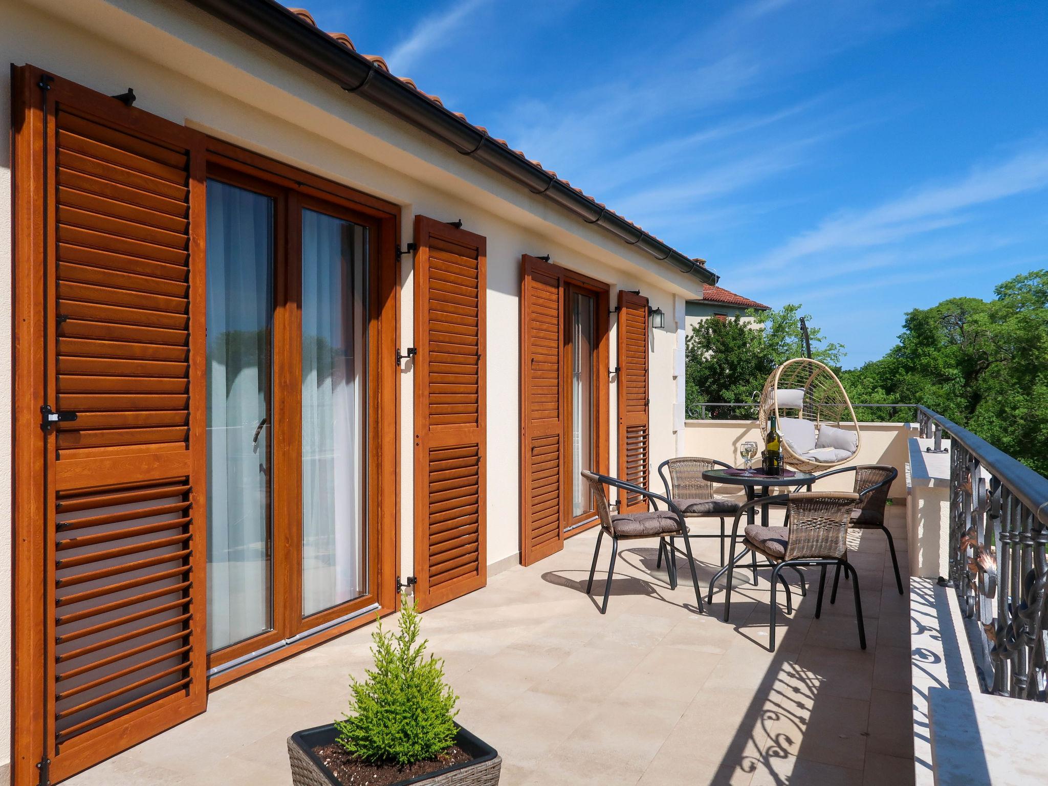 Photo 9 - Maison de 2 chambres à Malinska-Dubašnica avec piscine privée et jardin