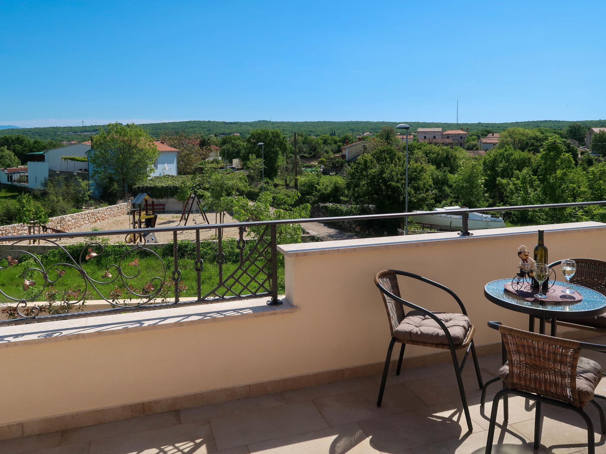 Foto 17 - Casa con 2 camere da letto a Malinska-Dubašnica con piscina privata e giardino