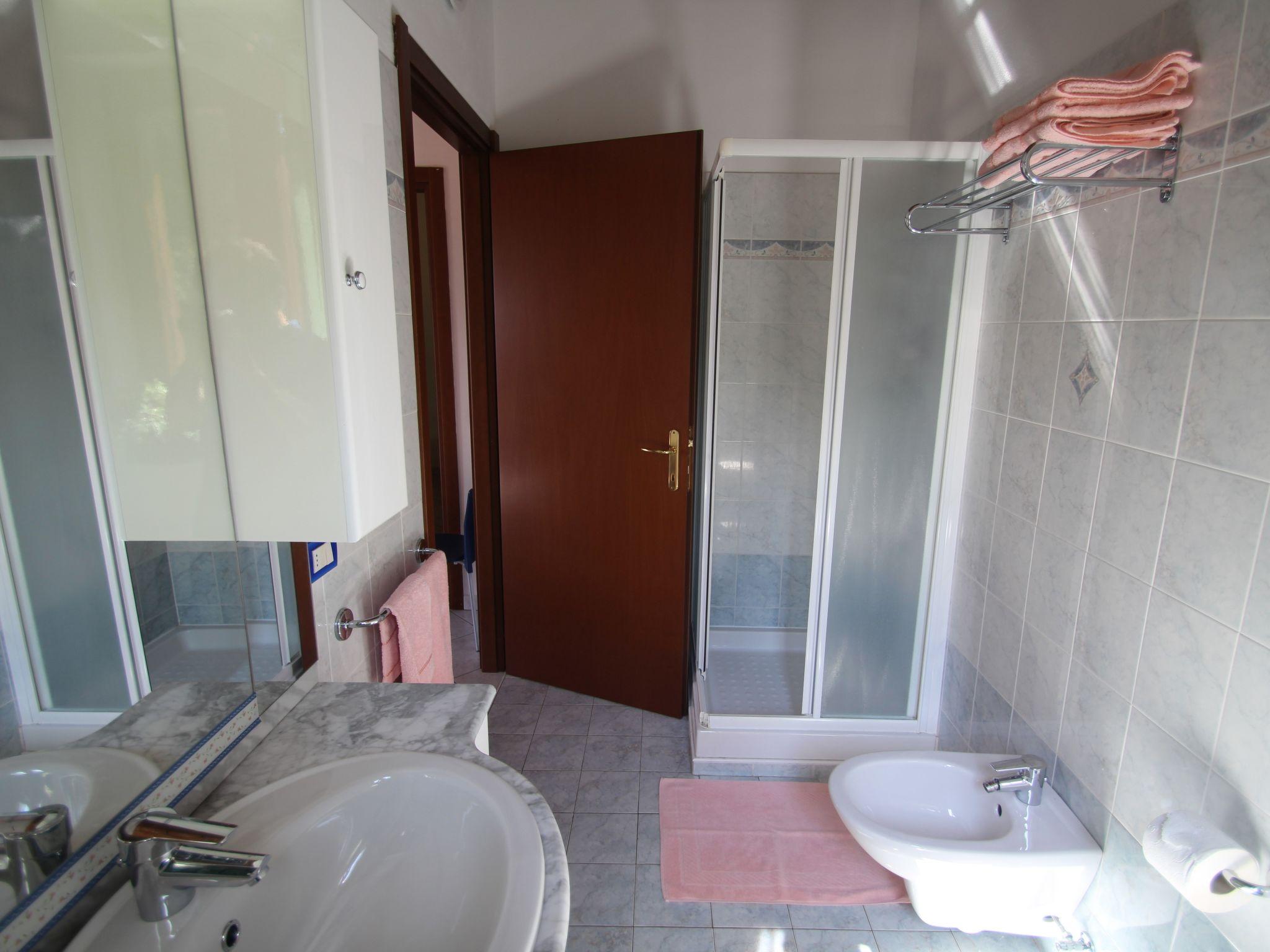 Foto 15 - Apartamento de 2 quartos em Luino com piscina e jardim