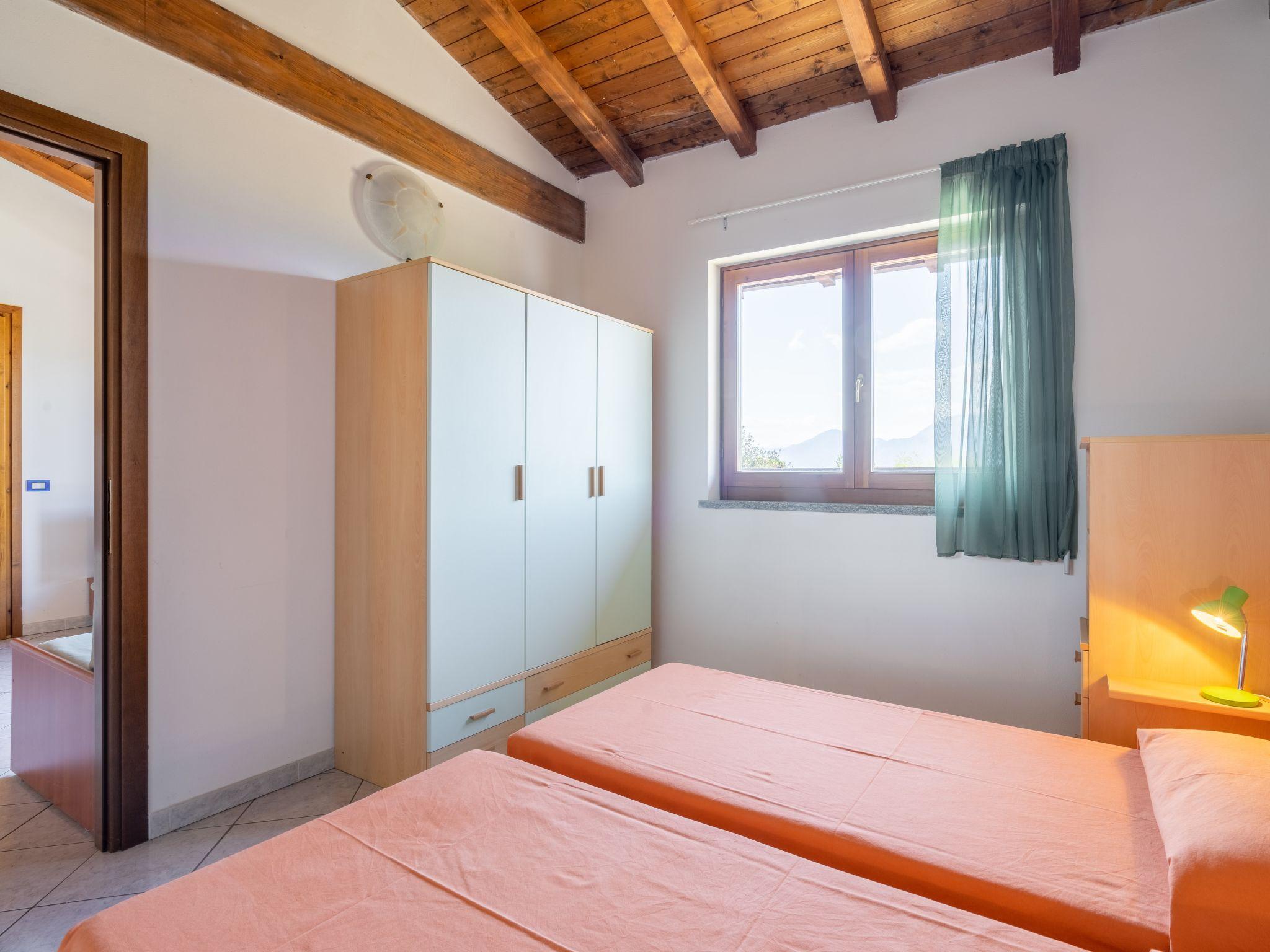 Foto 11 - Apartamento de 2 habitaciones en Luino con piscina y vistas a la montaña