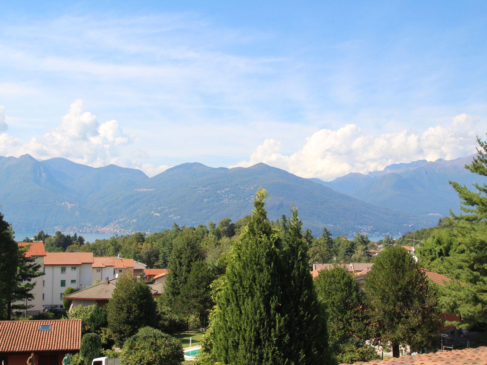 Foto 19 - Appartamento con 2 camere da letto a Luino con piscina e giardino