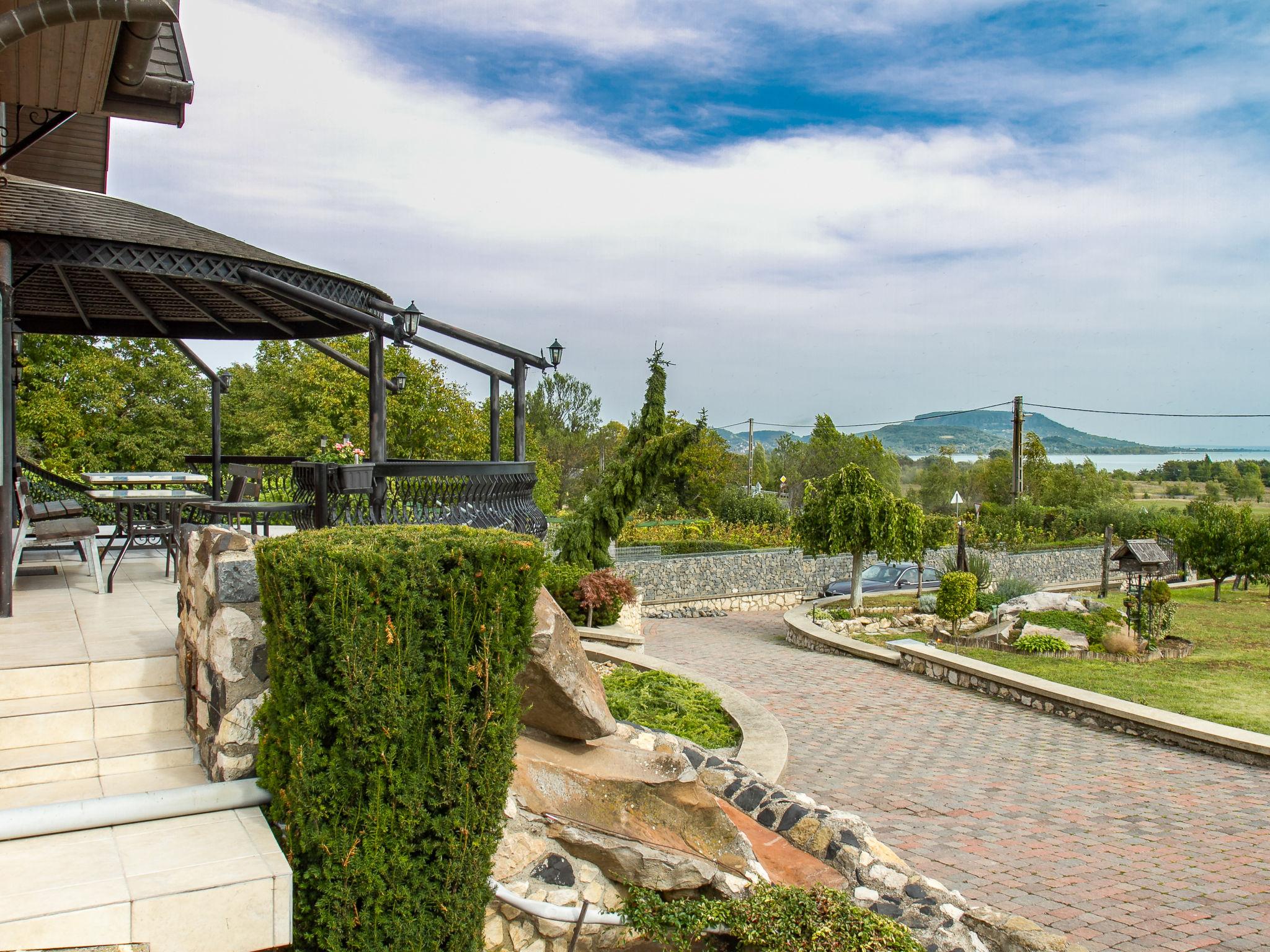 Photo 2 - Appartement de 2 chambres à Balatongyörök avec jardin et terrasse