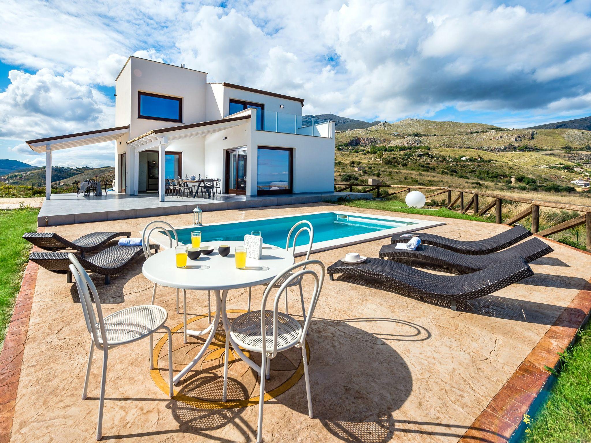 Foto 2 - Casa de 4 quartos em Castellammare del Golfo com piscina privada e vistas do mar