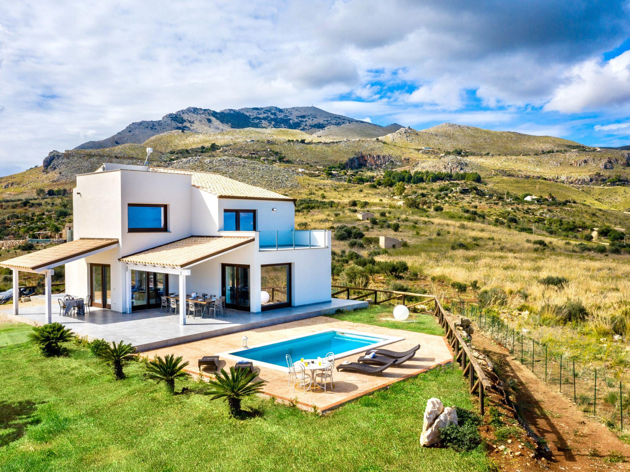 Foto 1 - Casa de 4 habitaciones en Castellammare del Golfo con piscina privada y vistas al mar