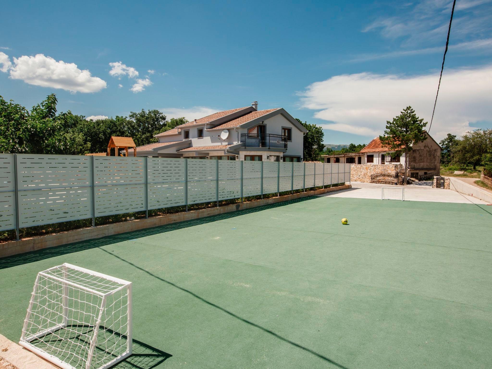 Foto 19 - Casa de 5 quartos em Proložac com piscina privada e jardim