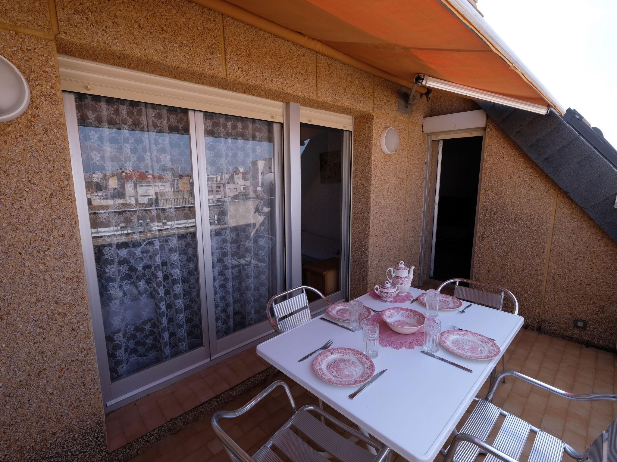 Foto 1 - Appartamento con 4 camere da letto a l'Ampolla con terrazza e vista mare