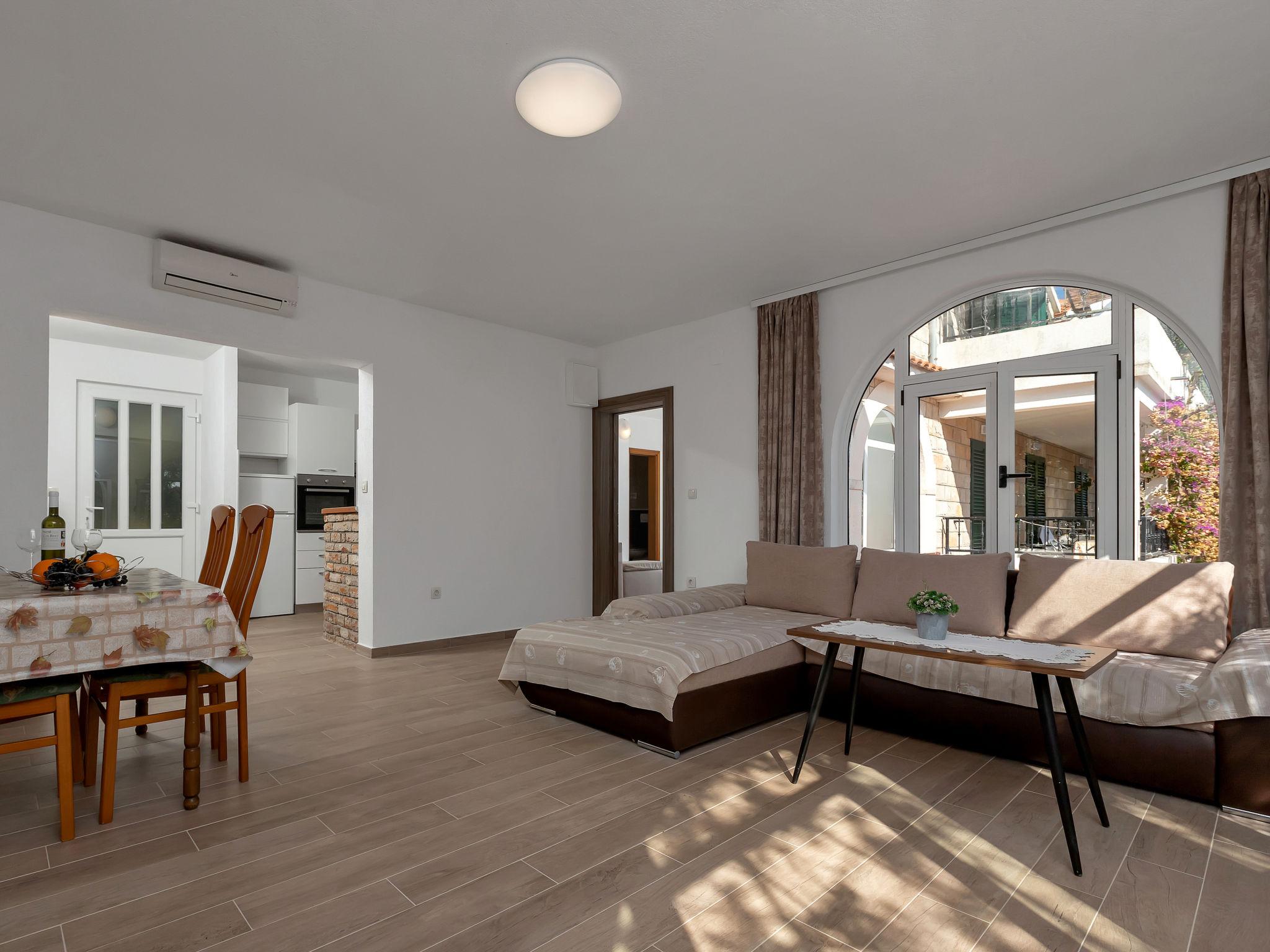 Foto 15 - Appartamento con 2 camere da letto a Jelsa con vista mare