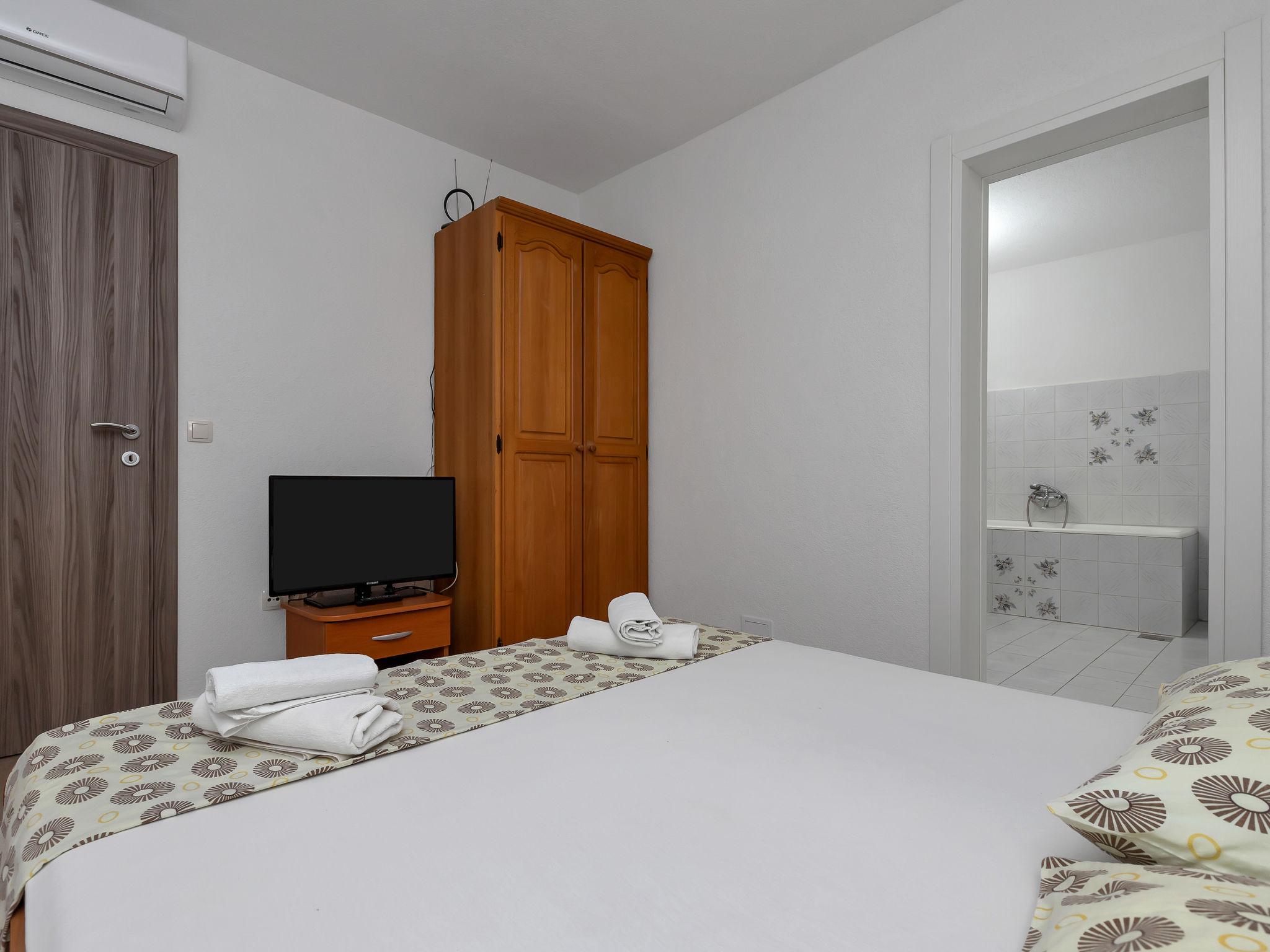 Foto 29 - Apartment mit 2 Schlafzimmern in Jelsa mit blick aufs meer