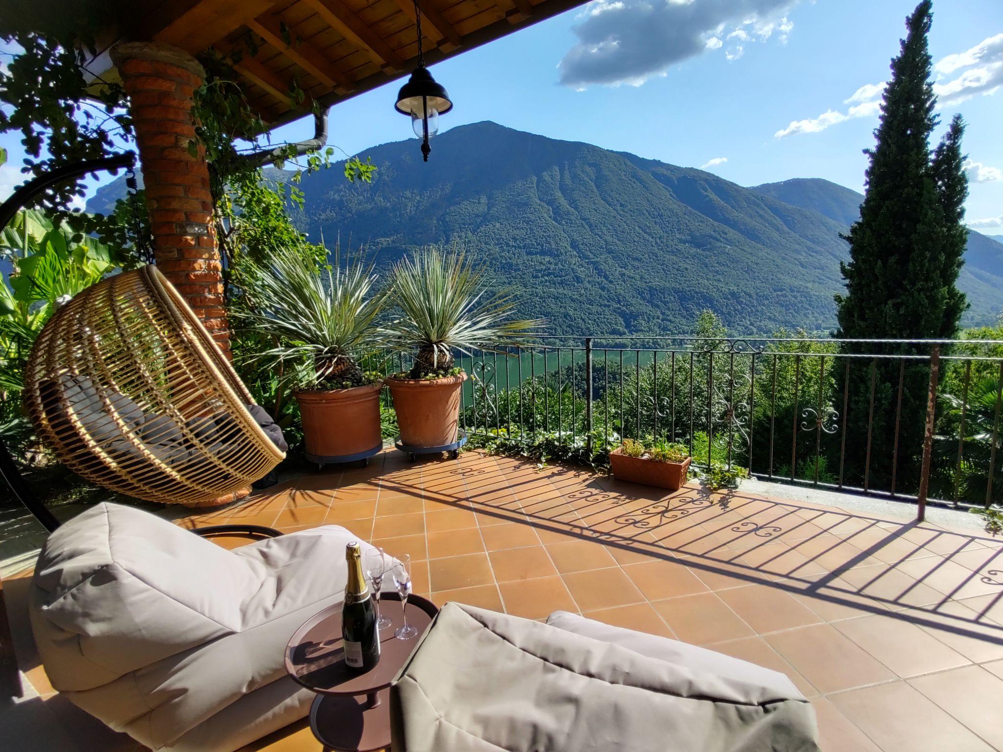 Foto 3 - Casa de 3 quartos em Carlazzo com piscina privada e vista para a montanha