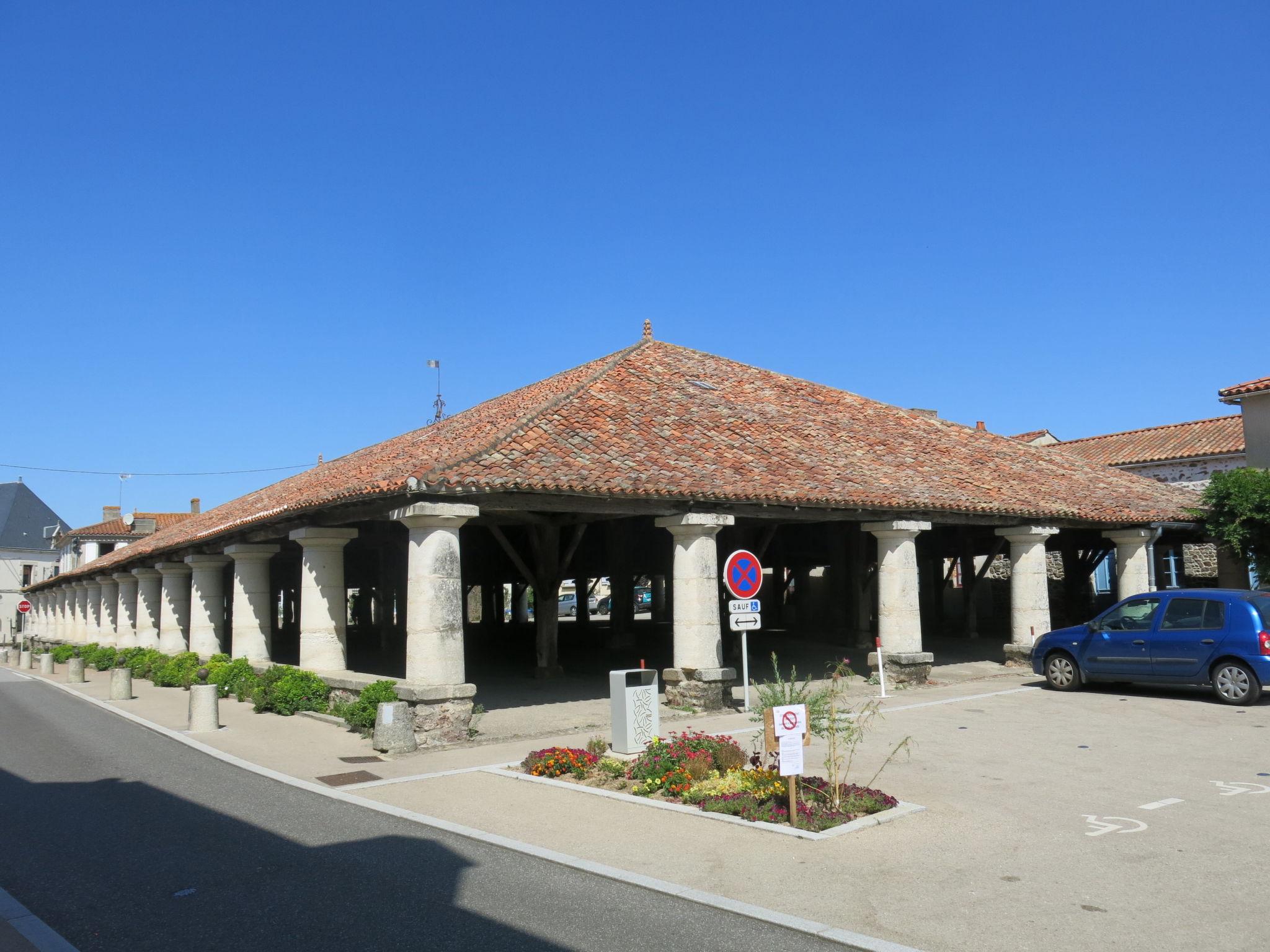 Foto 22 - Casa con 3 camere da letto a Moutiers-les-Mauxfaits con piscina privata e terrazza