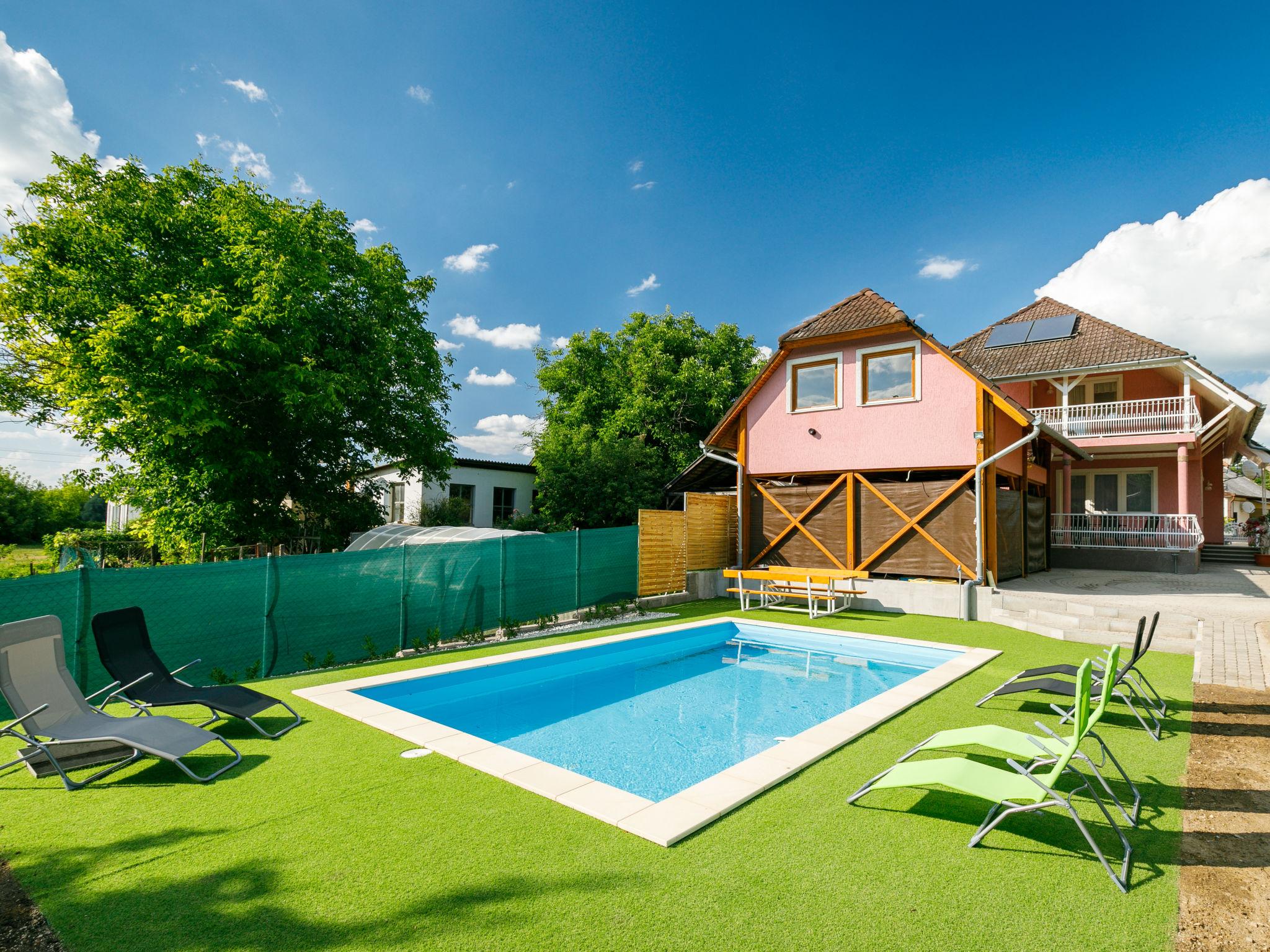 Foto 1 - Casa de 7 habitaciones en Balatonszemes con piscina privada y vistas a la montaña