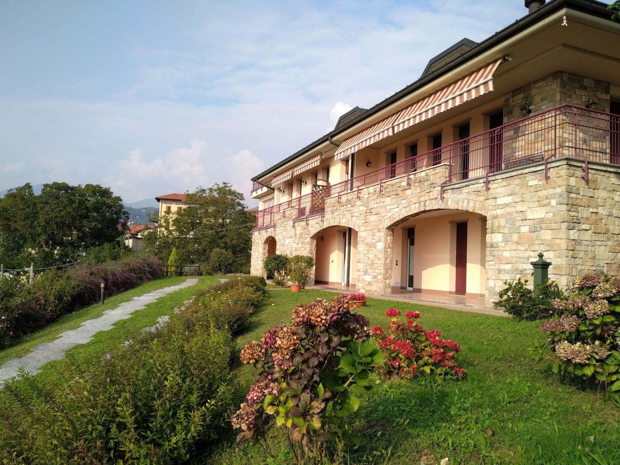 Foto 3 - Haus mit 2 Schlafzimmern in Luino mit terrasse und blick auf die berge