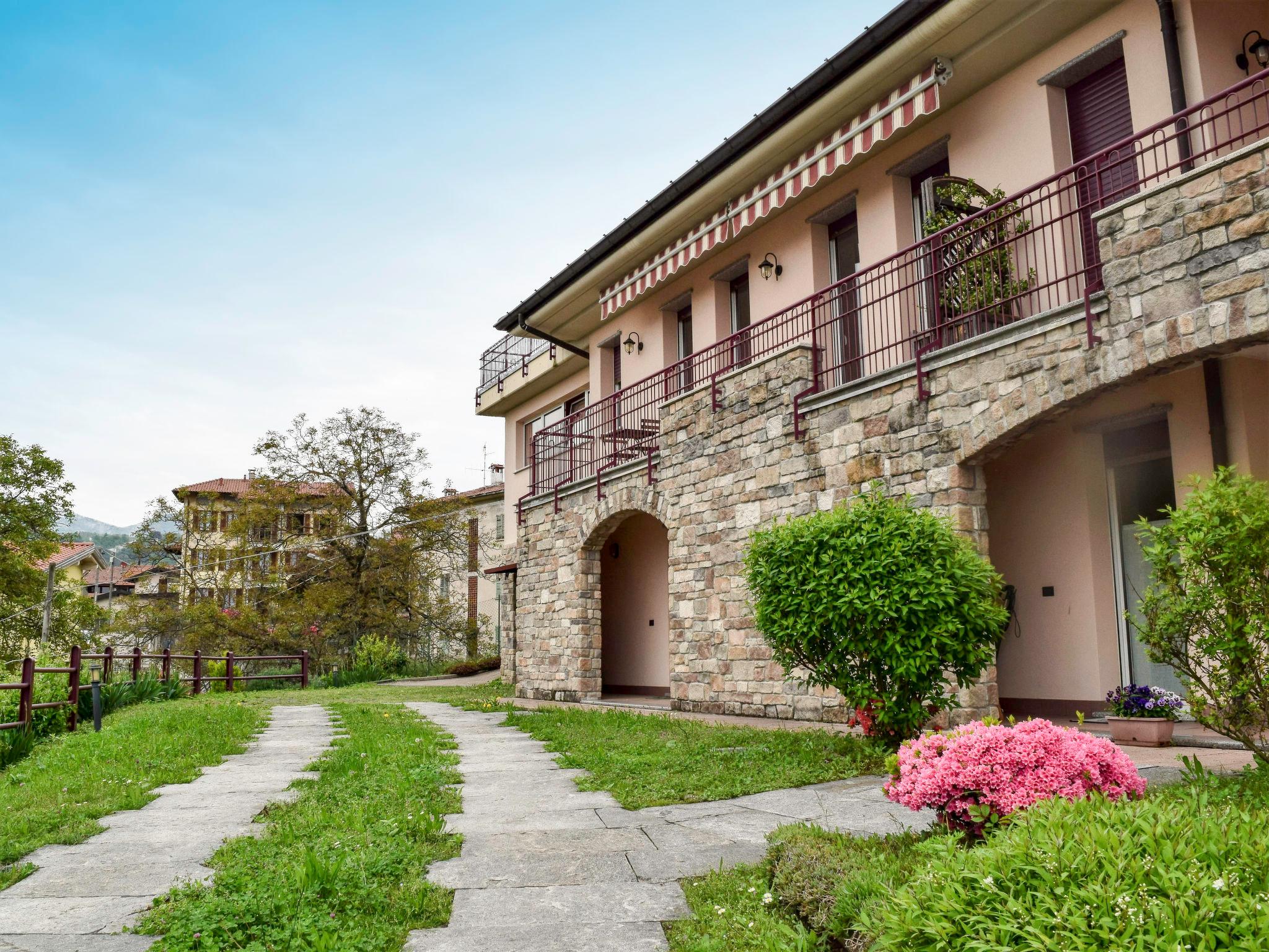 Foto 1 - Casa de 2 quartos em Luino com terraço e vista para a montanha