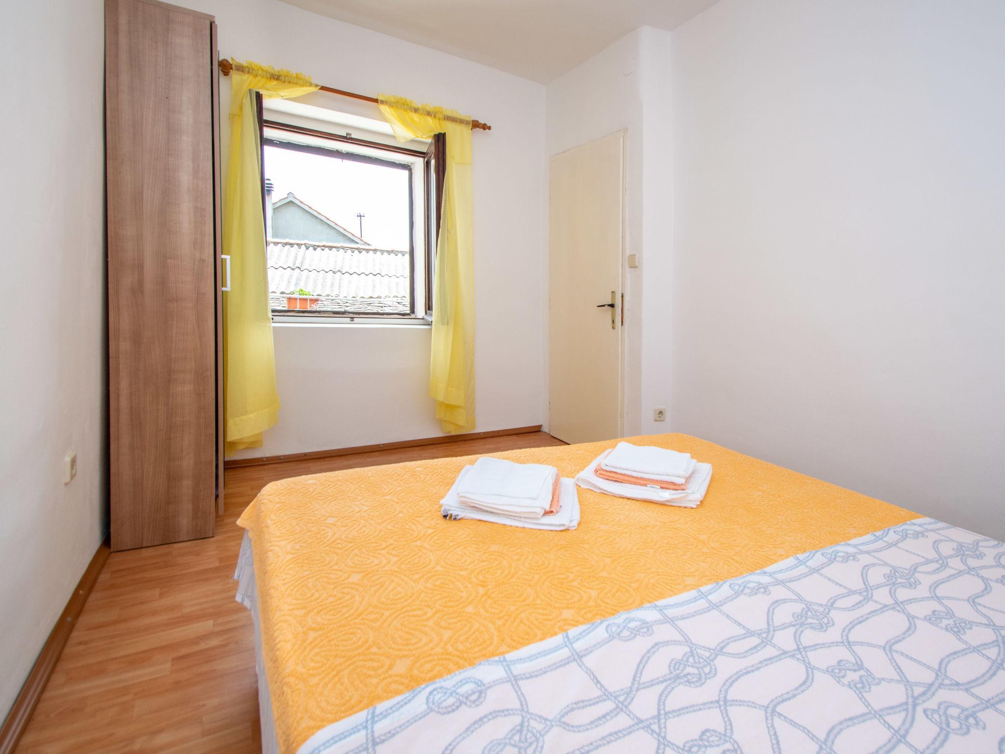 Foto 9 - Appartamento con 2 camere da letto a Rogoznica con terrazza e vista mare