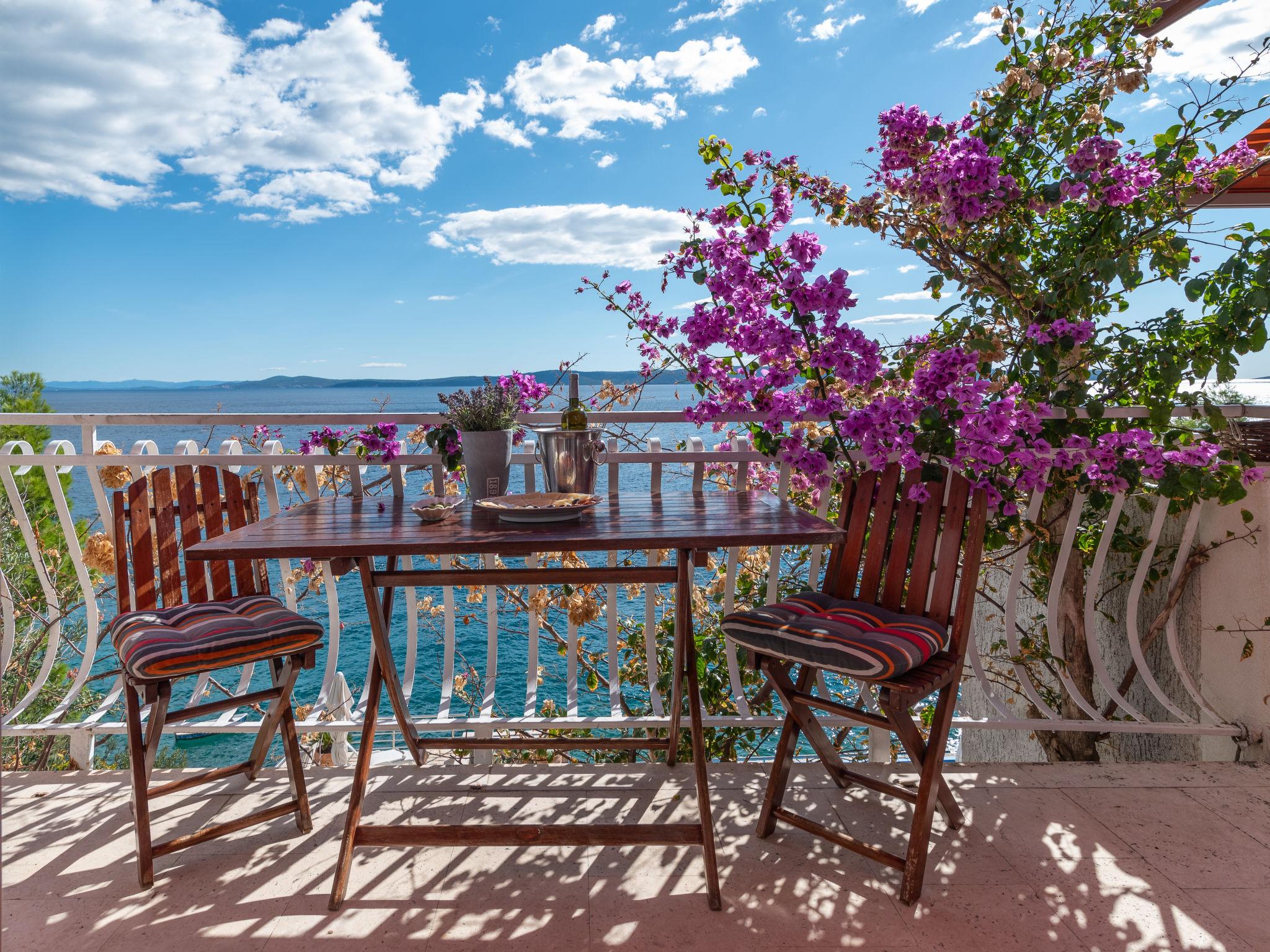 Photo 3 - Appartement de 1 chambre à Okrug avec piscine et vues à la mer