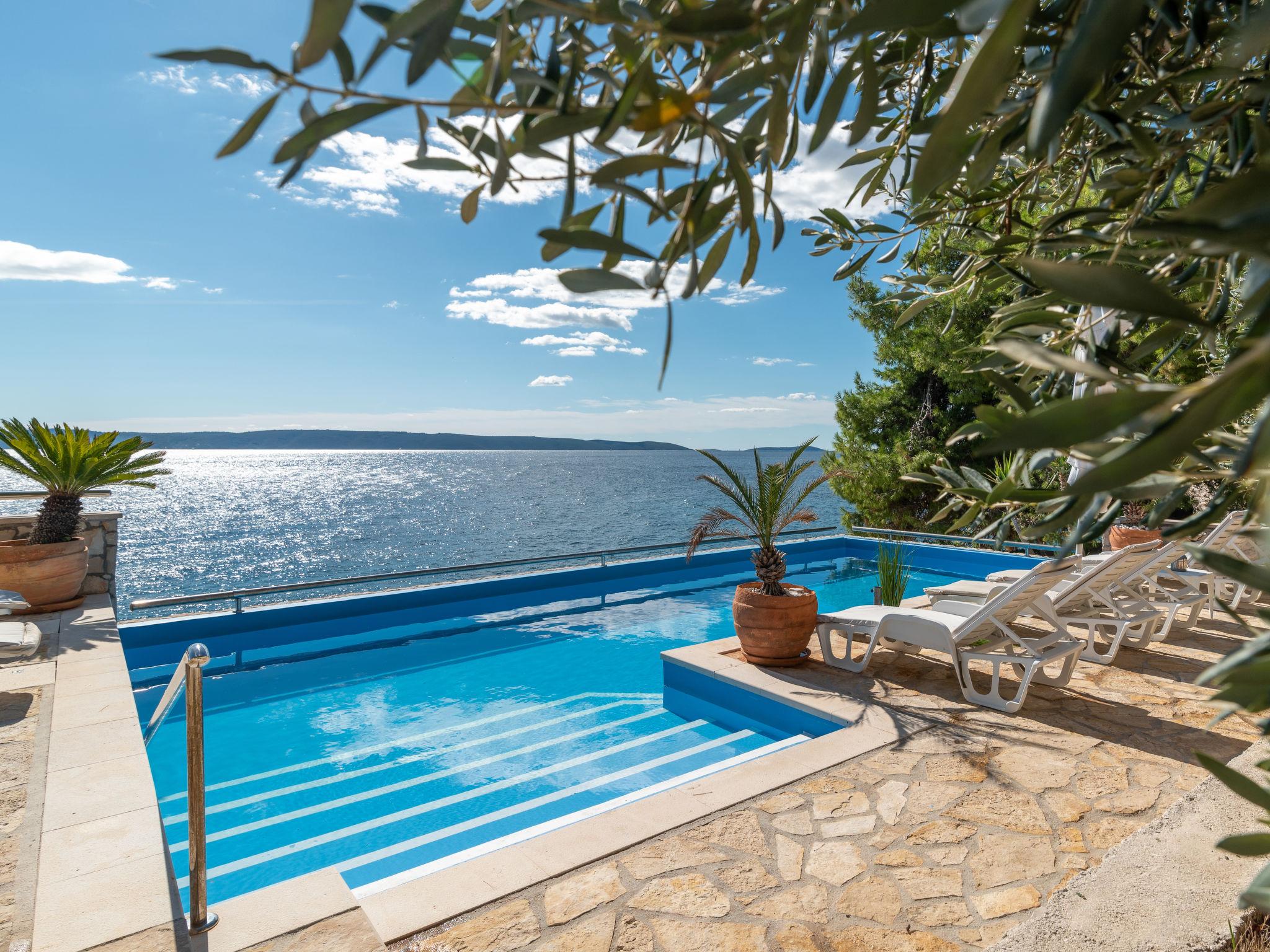 Foto 2 - Apartamento de 1 quarto em Okrug com piscina e vistas do mar