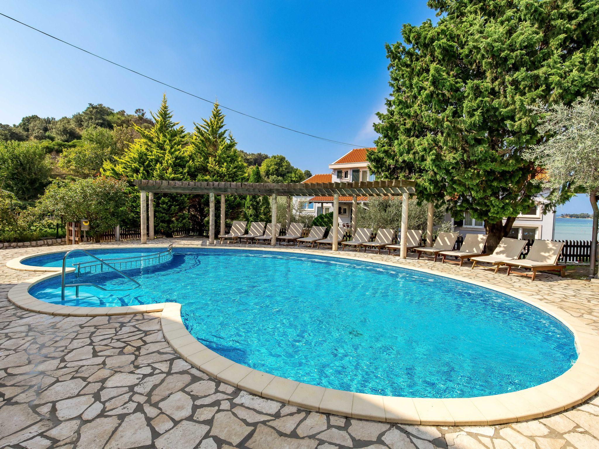 Photo 1 - Maison de 2 chambres à Rab avec piscine et vues à la mer