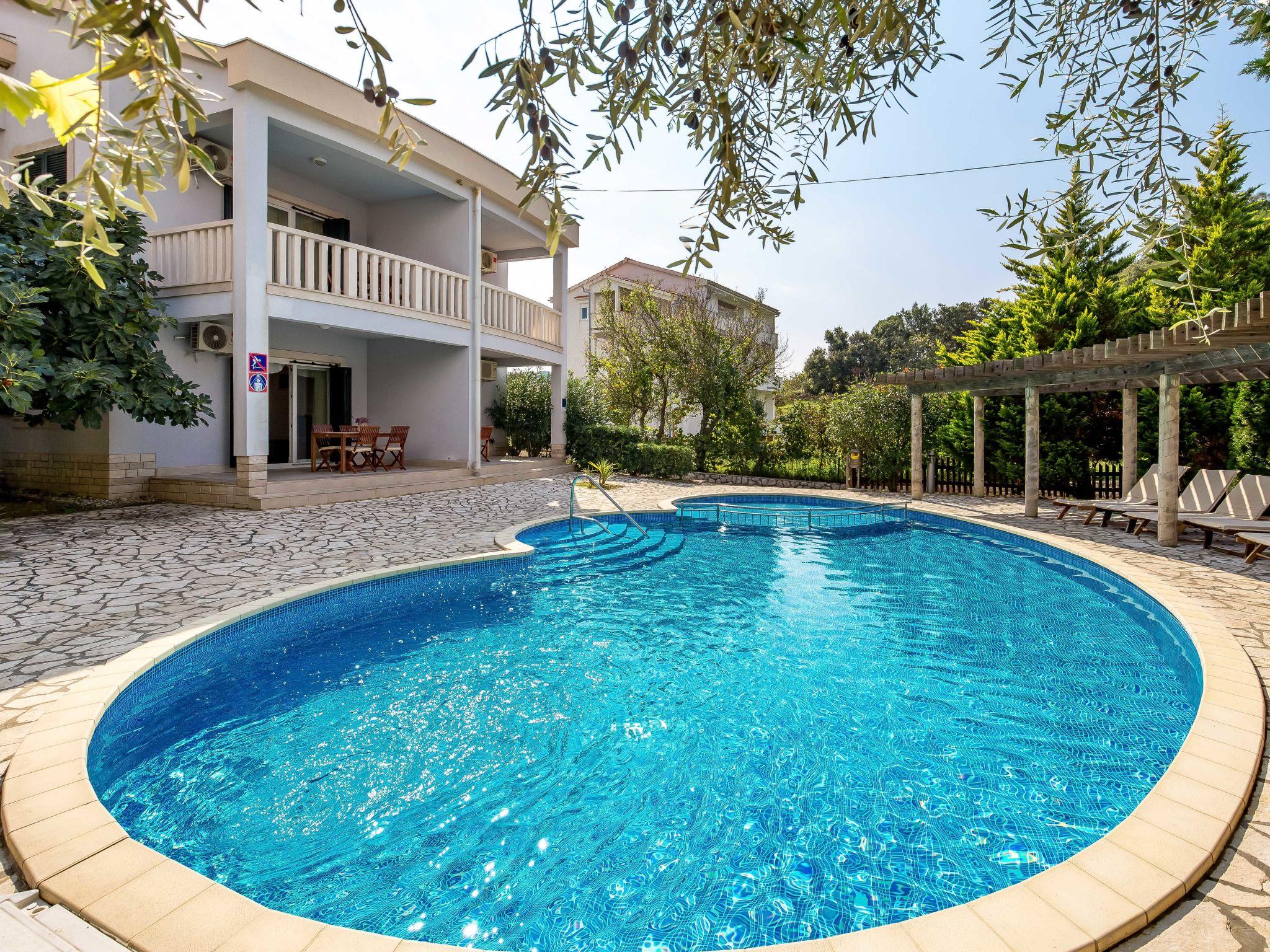 Foto 4 - Casa de 2 habitaciones en Rab con piscina y jardín