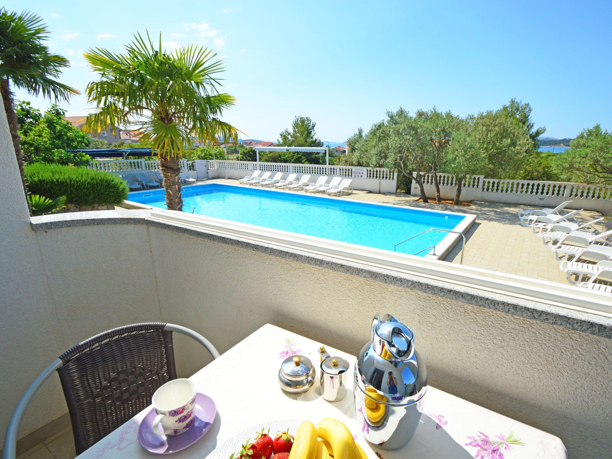 Photo 2 - 1 bedroom Apartment in Vodice with swimming pool and garden