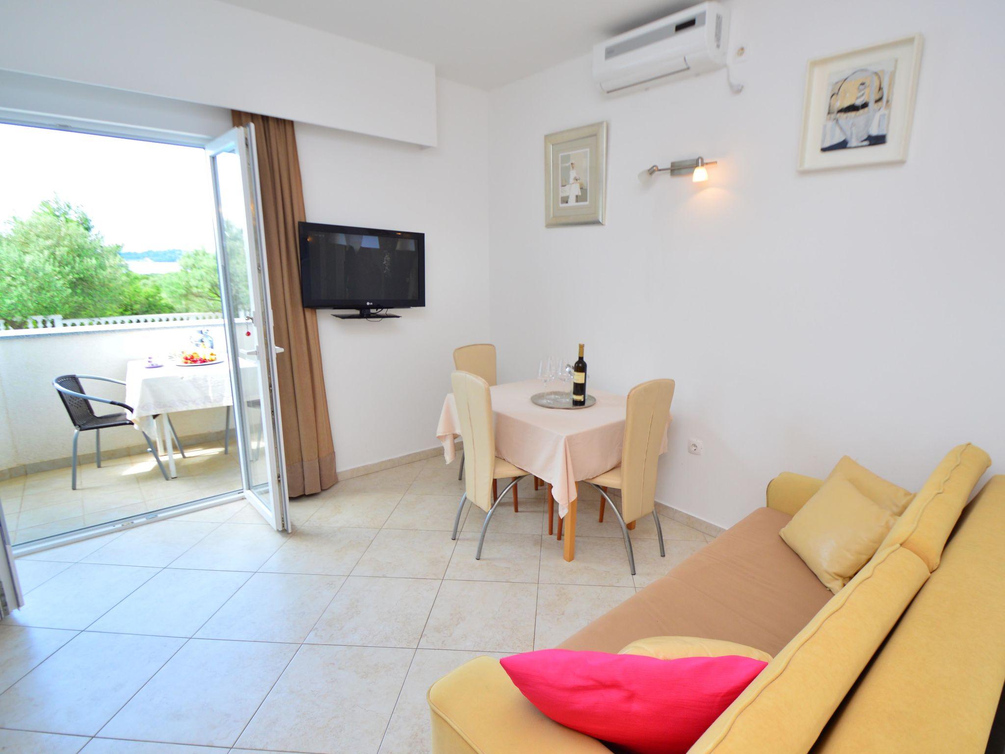 Photo 3 - 1 bedroom Apartment in Vodice with swimming pool and garden